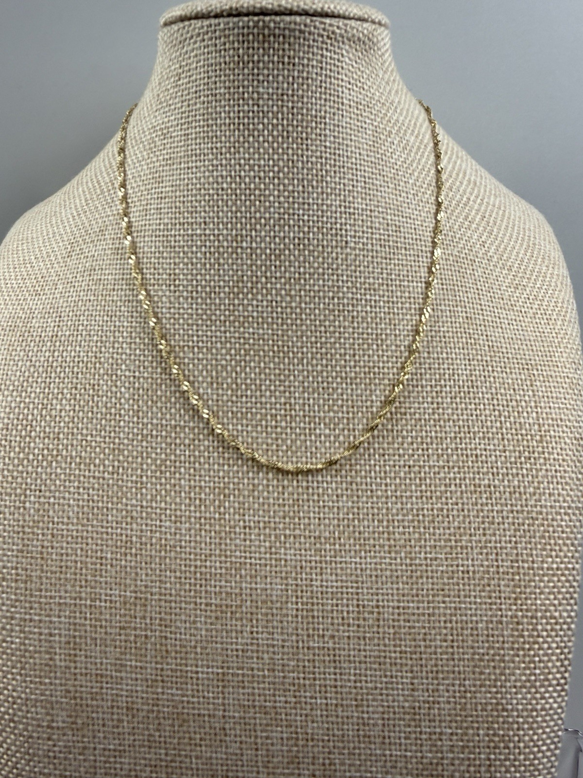 14k Yellow Gold Necklace. Twisted Singapore Link. 16in Long. 2.2 Grams. E1