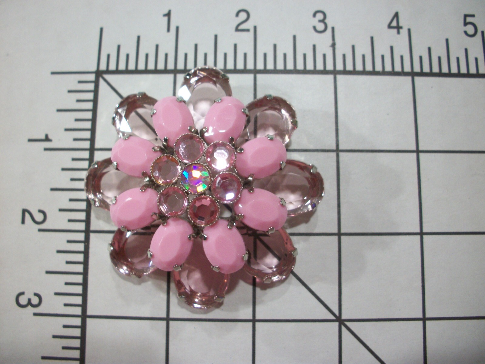 LuCiTe PiNK CABoCHoN/ACRYLiC TRaNSPaReNT/AuRoRa BoReALiS RHiNeSToNeLARGE 2.5″PiN