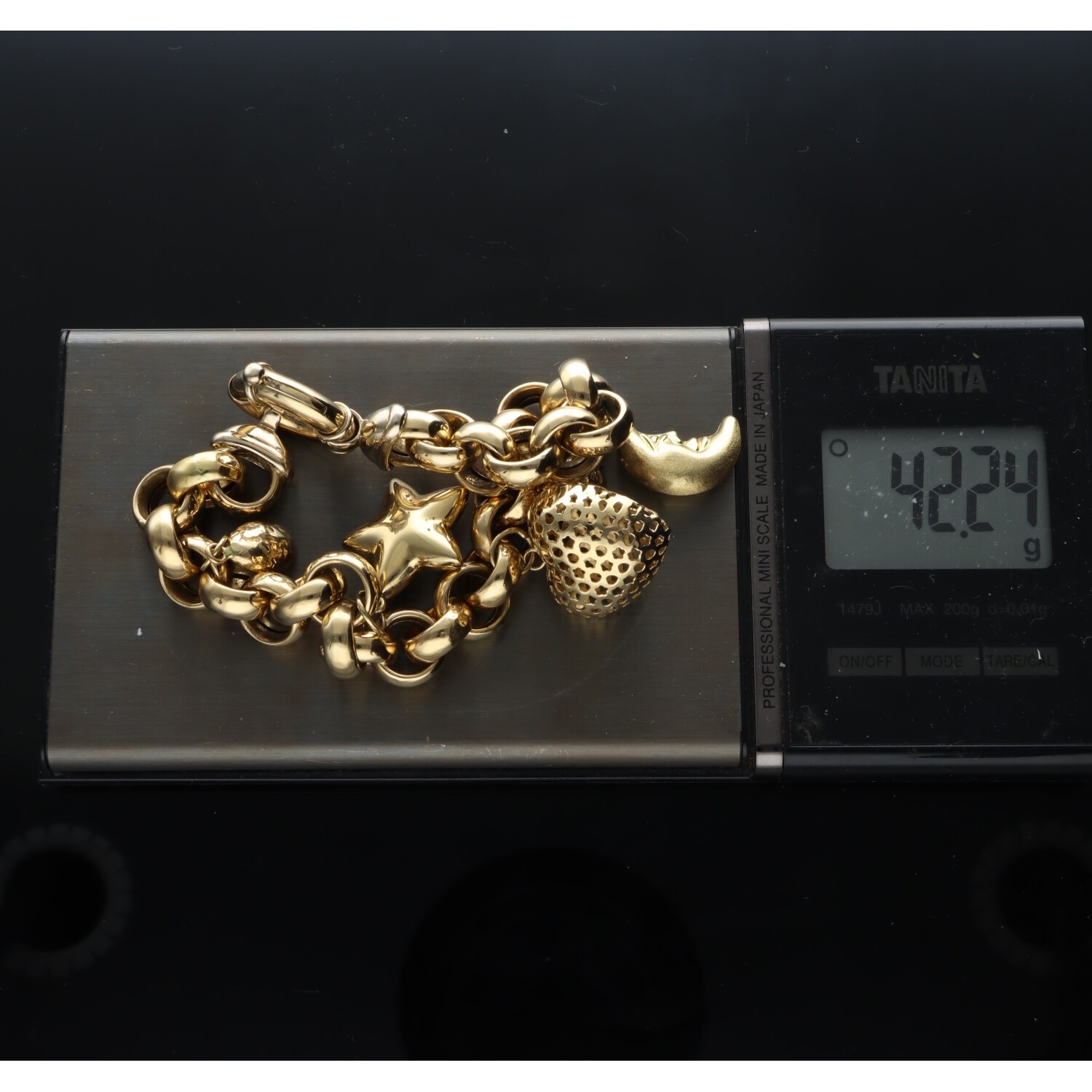 750/1000 GOLD BRACELET. , 18 KT WITH CHARM PENDANTS
