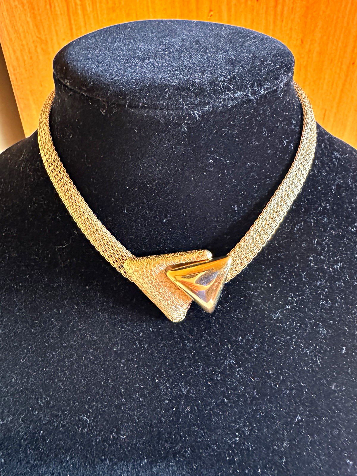 Gold Tone Mesh Chain Choker Necklace Triangle Charm Pendant Metal No Stone