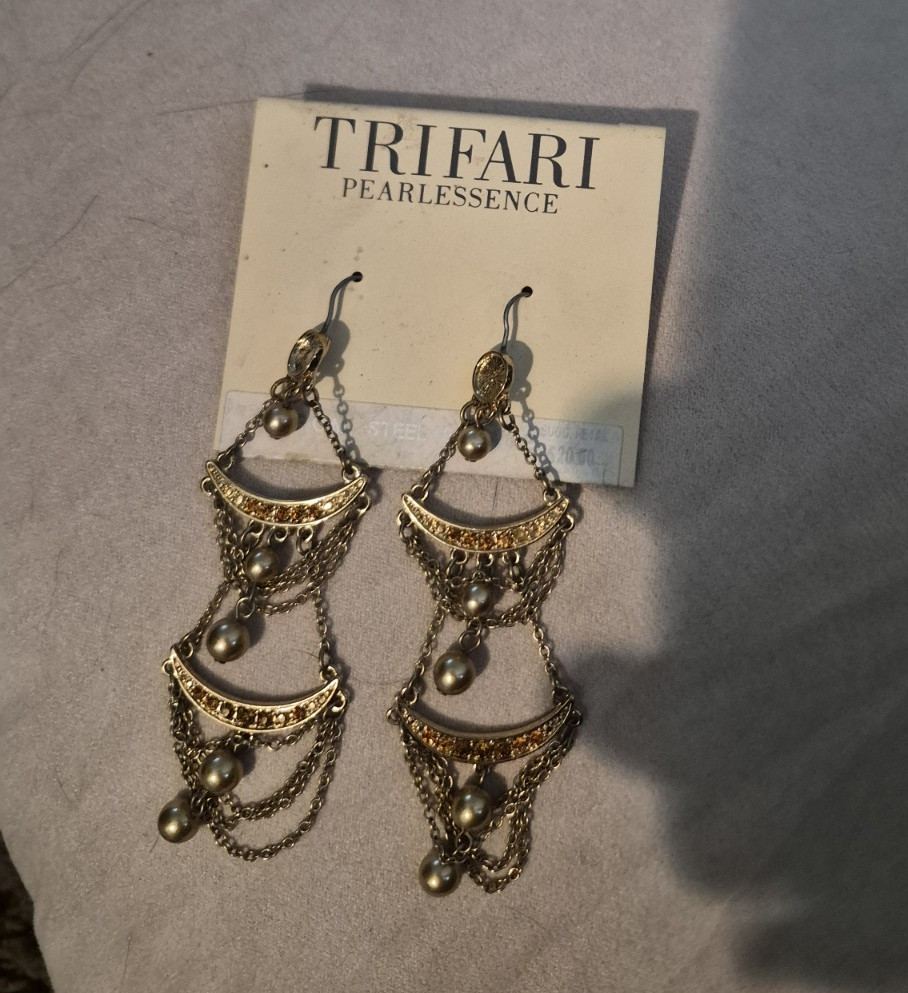 Trifari Pearlessence Gold Tone Chandelier Dangle Hook Earrings Pearl Rhinestone