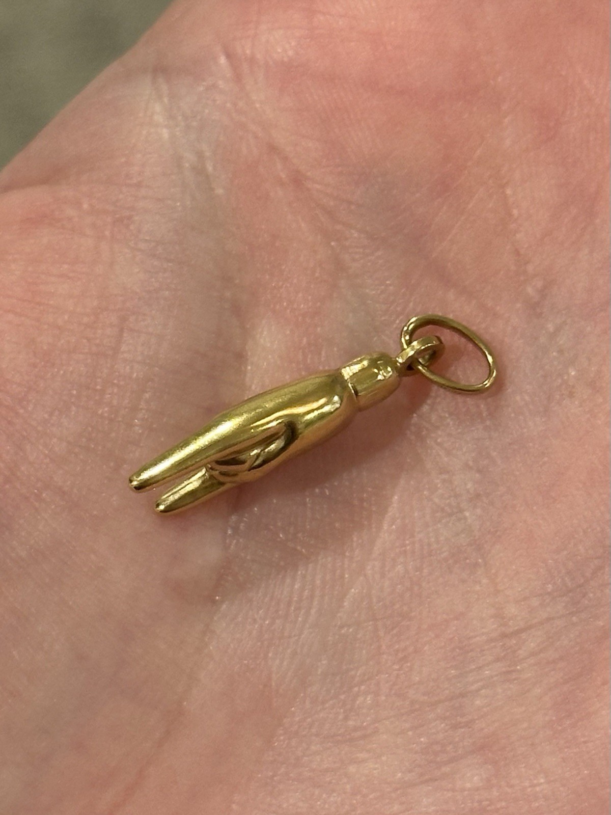 18k solid gold vintage UnoAErre mano cornuto charm pendant Italian rare