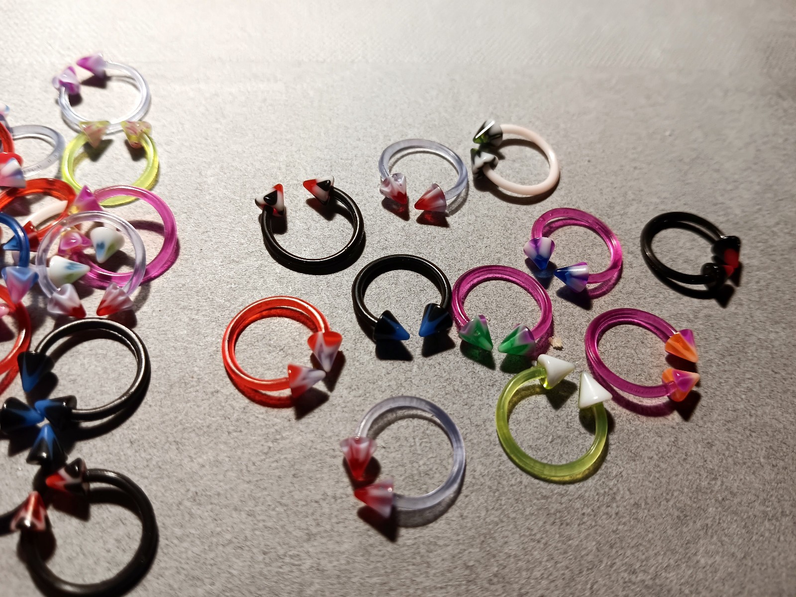 6 pc Lot Ring Random Acrylic Bioflex 16g 3/8″/ 4mm Spike Lip Tragus Eyebrow E1