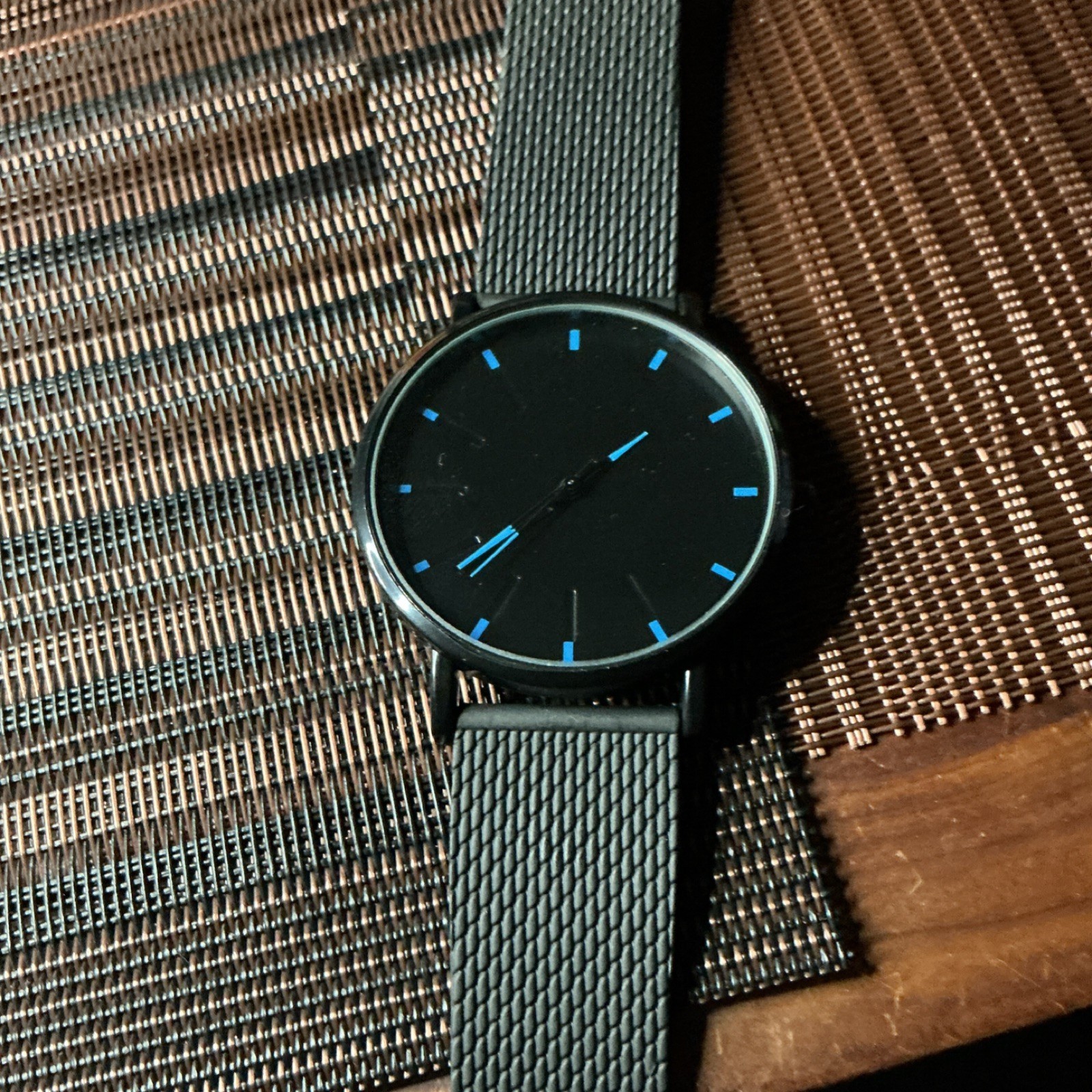Casual Analog Wristwatch Black/Blue Dial Stick Indexes Gray Rubber Strap Round