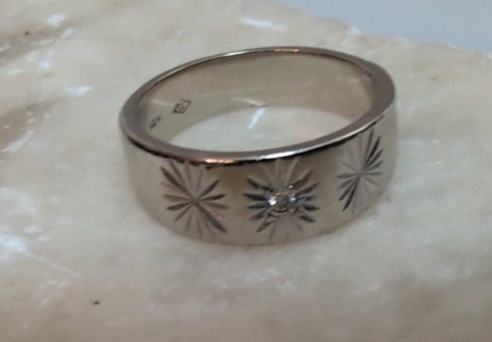 14K White Gold 6.5 size Starburst Band Ring w/tiny middle diamond 5.3 grams