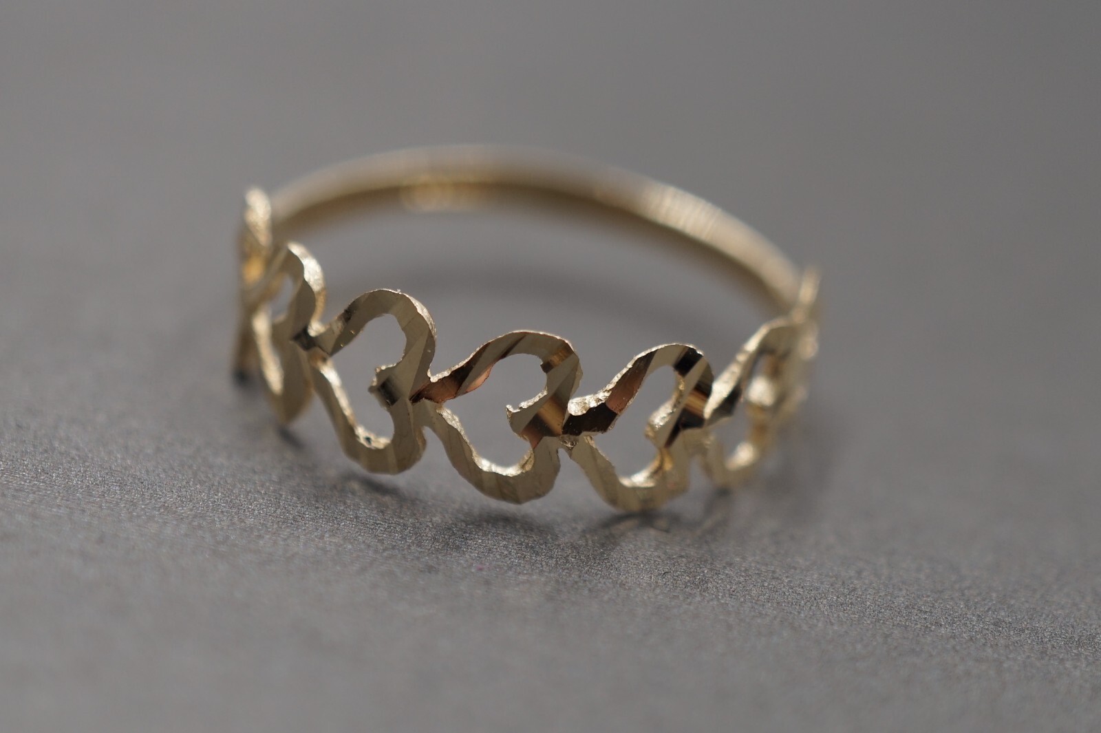 10K Solid Yellow Gold 5.8MM Diamond Cut Shine Seven Heart Band Ring. Size 7