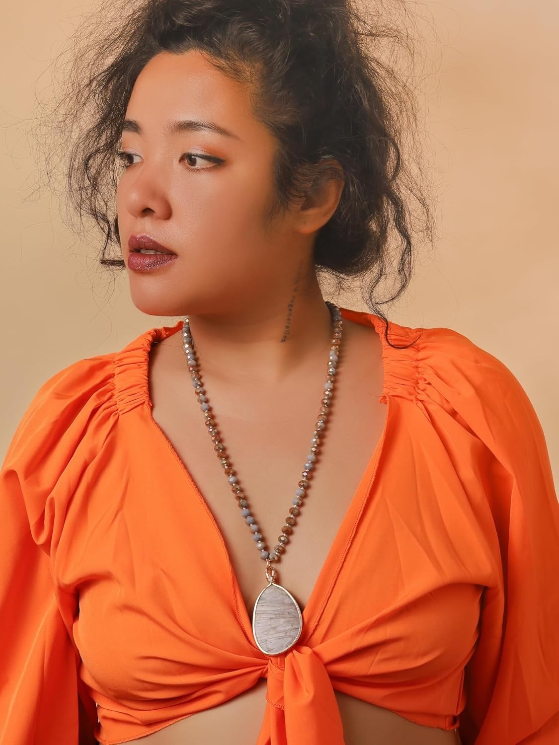 Artisanal Agate and Gray Crystal Bead Necklace – Versatile Bohemian Style