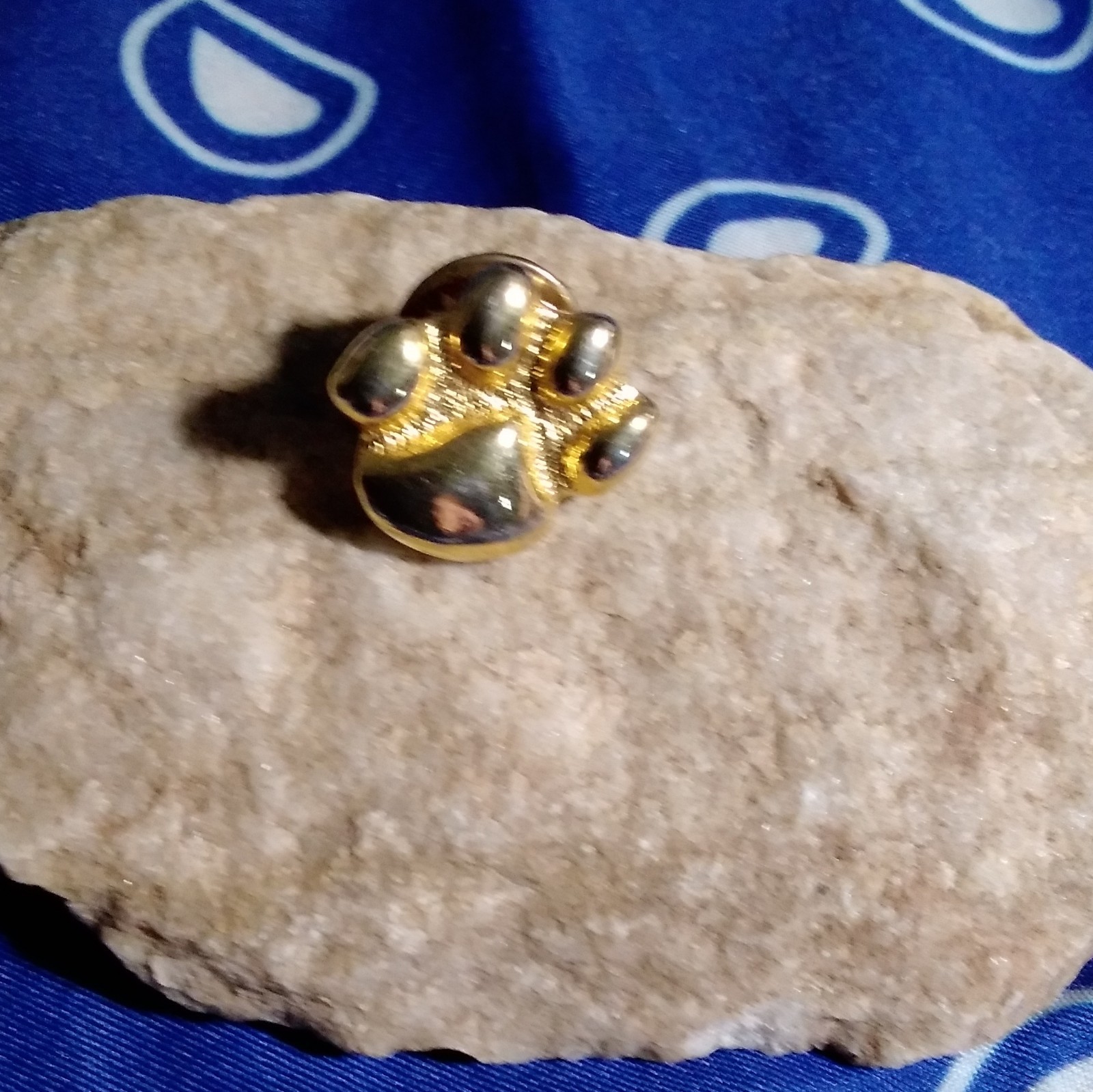 Gold Tone Paw Print Clutch Back Lapel Pin – Metal Animals & Insects Theme