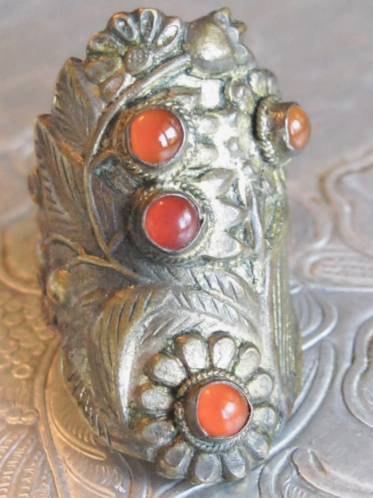 CHINESE EXPORT BRASS KNUCKLE RING CARNELIAN ORANGE JADE GEMS DAISY FLOWERS CHINA