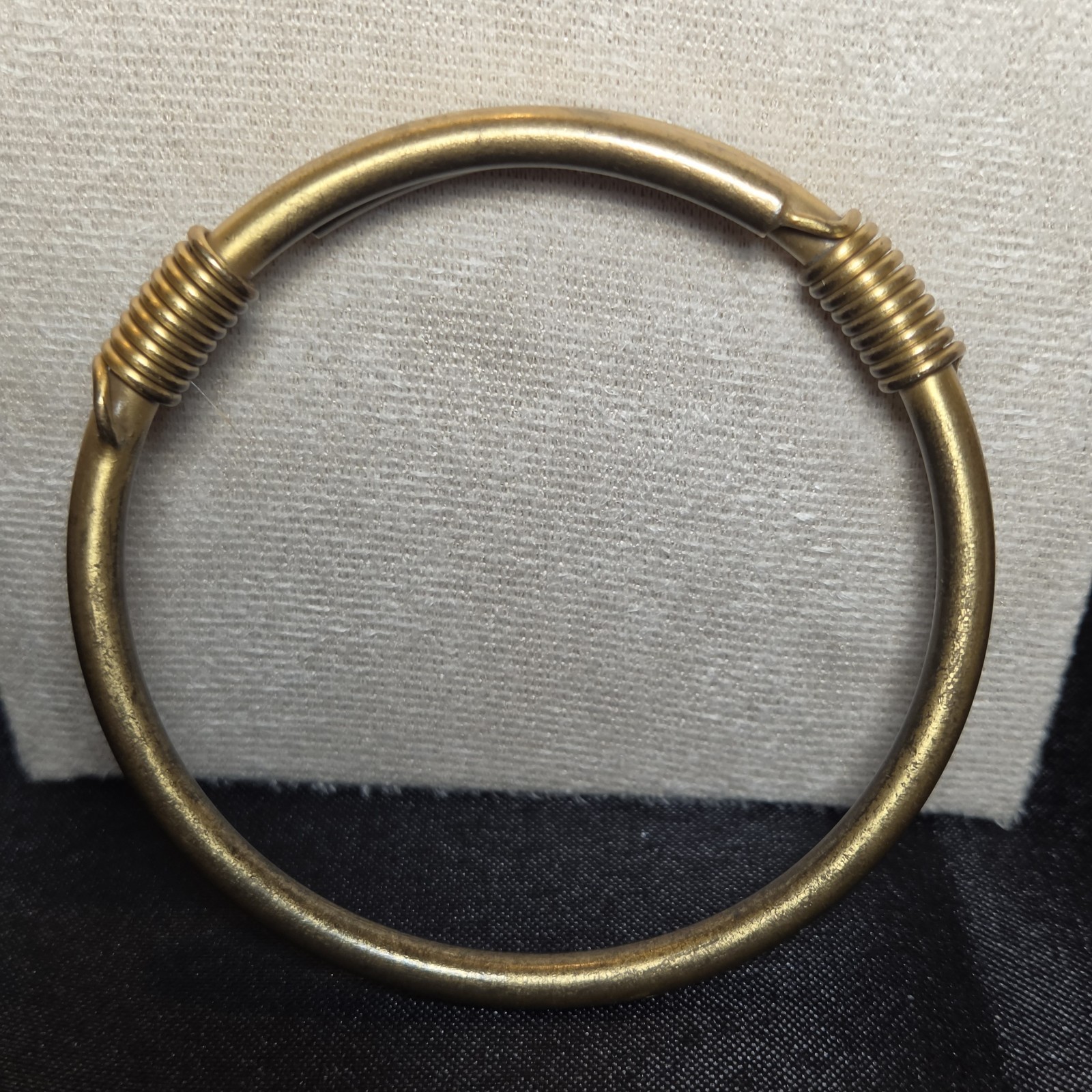 Classic Gold-tone Wire Bangle With Sleek Minimalist Wrap Design For Moder Style
