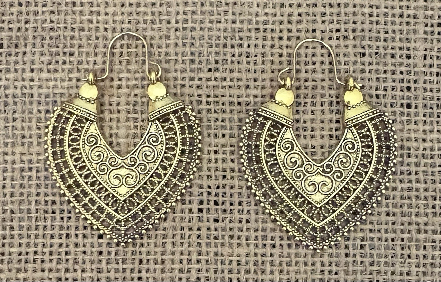 gold tone fan shape metal dangle/drop hook earrings for lobe no stone