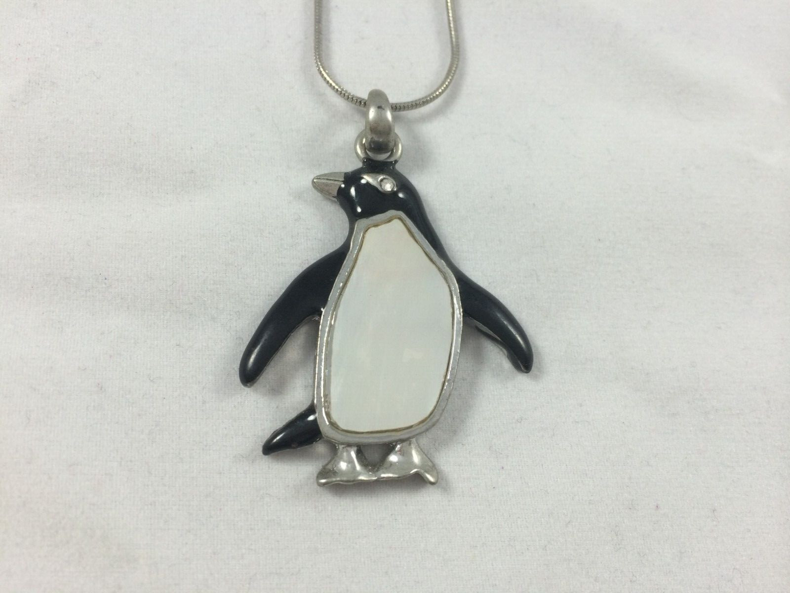 Beautiful Natural Mother of Pearl Shell Penguin Pendant Necklace Rhinestone eye