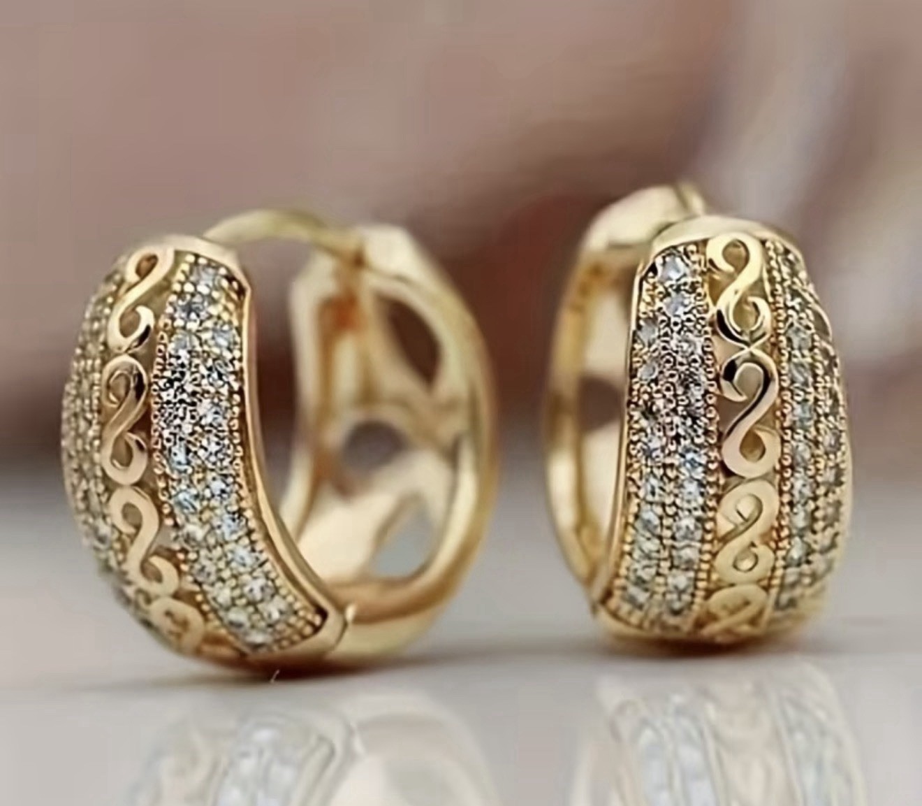 Elegant Vintage Style Curved And Inlaid Synthetic Zirconia Ear Cuff For Women