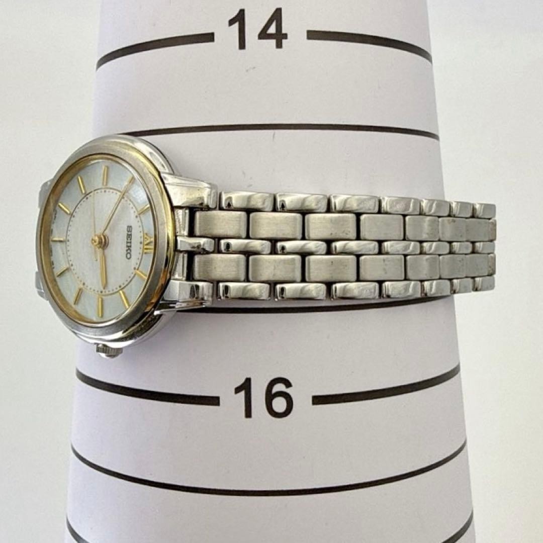 Working condition Seiko ladies’ watch, light blue dial, two-tone silver.