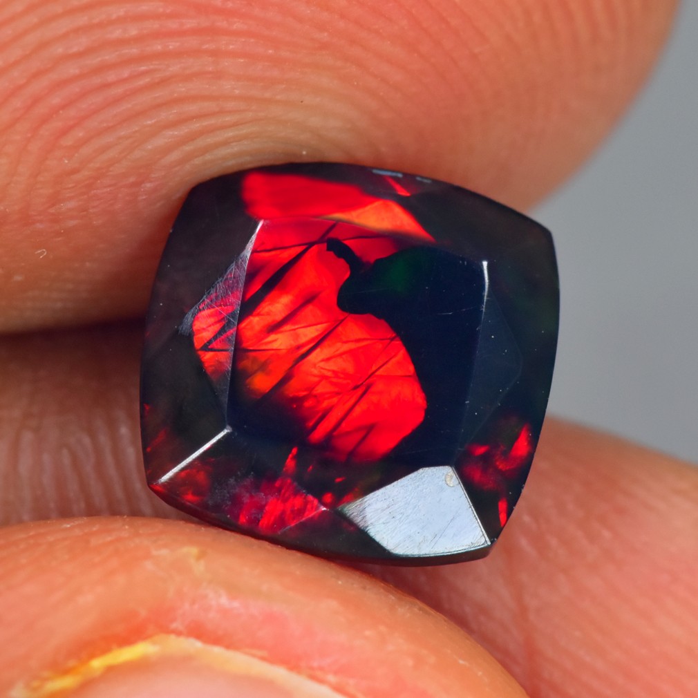 1.35Ct Cushion_Exceptional Rainbow 3D Flash Natural Solid Welo Black Opal