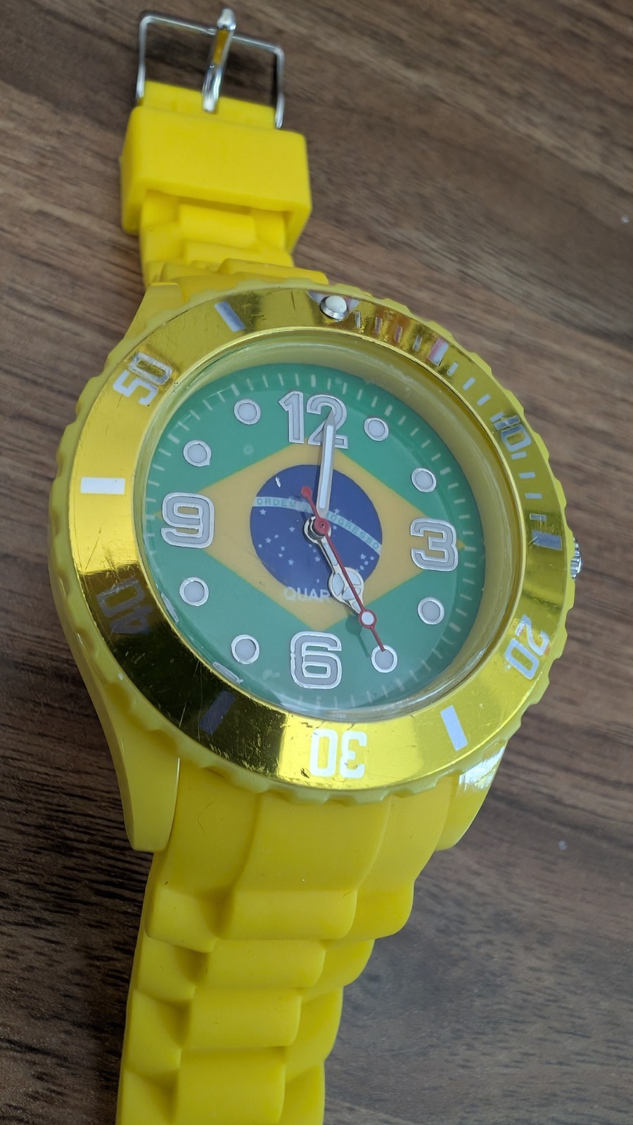 Yellow Brazil Flag Quartz Watch – Sporty Silicone Strap, Rotating Bezel