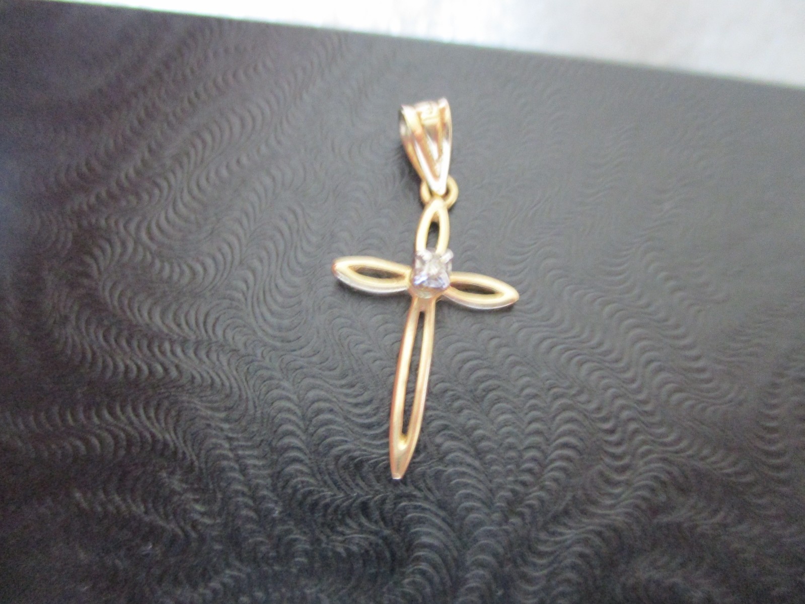 14K YELLOW GOLD MICHAEL ANTHONY DIAMOND CROSS PENDANT – 0.65g