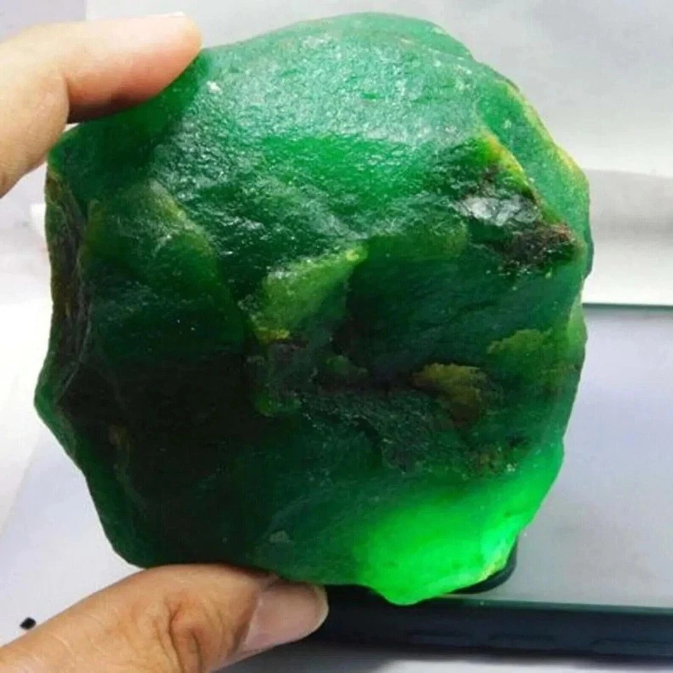 Natural 1005 Ct Colombian Green Raw Emerald Rough Uncut Loose Gemstone