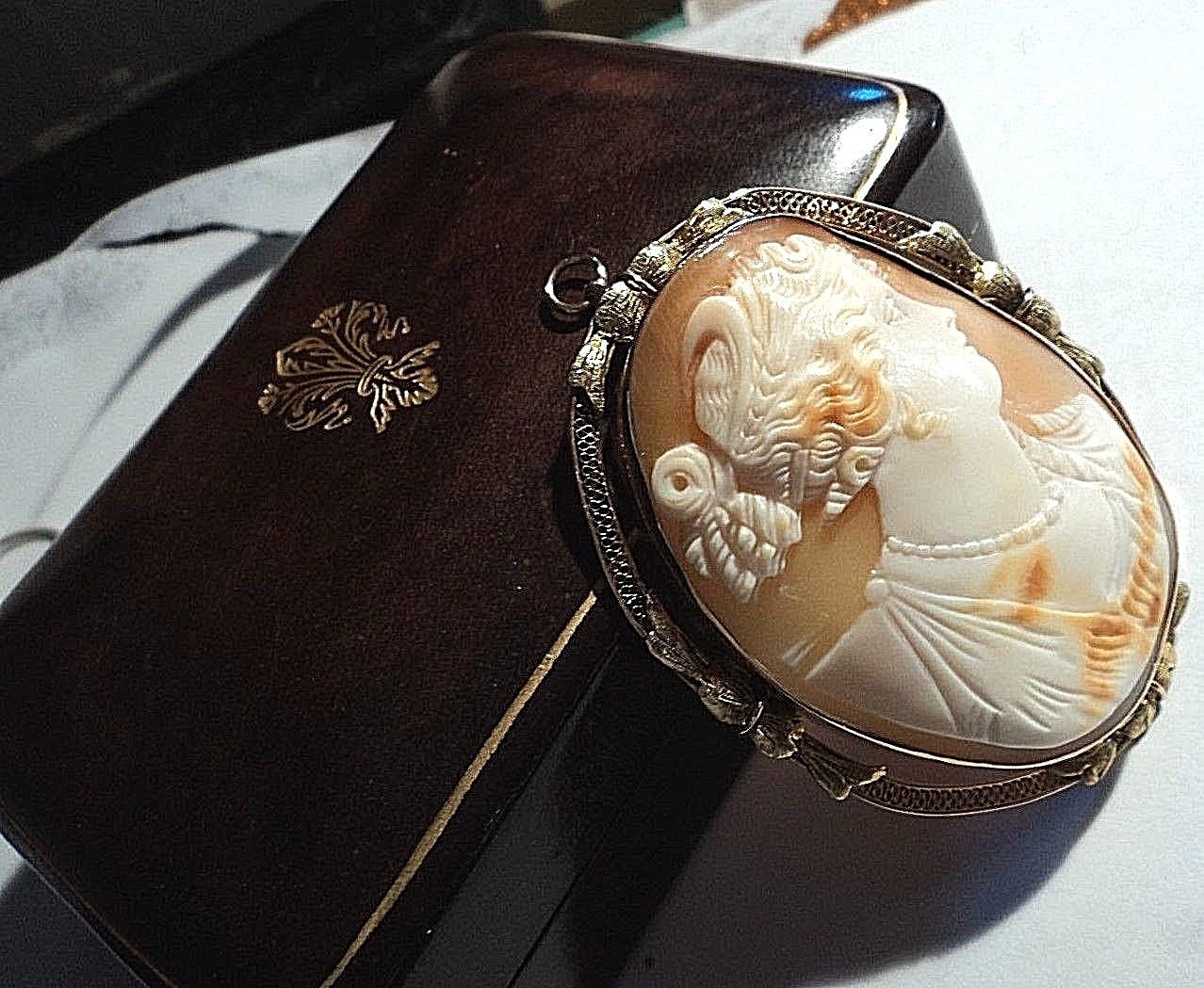 Antique 10K YG Hardshell Cameo 2.2″ Pendant Brooch Pendant Orig. Leather Box 15g
