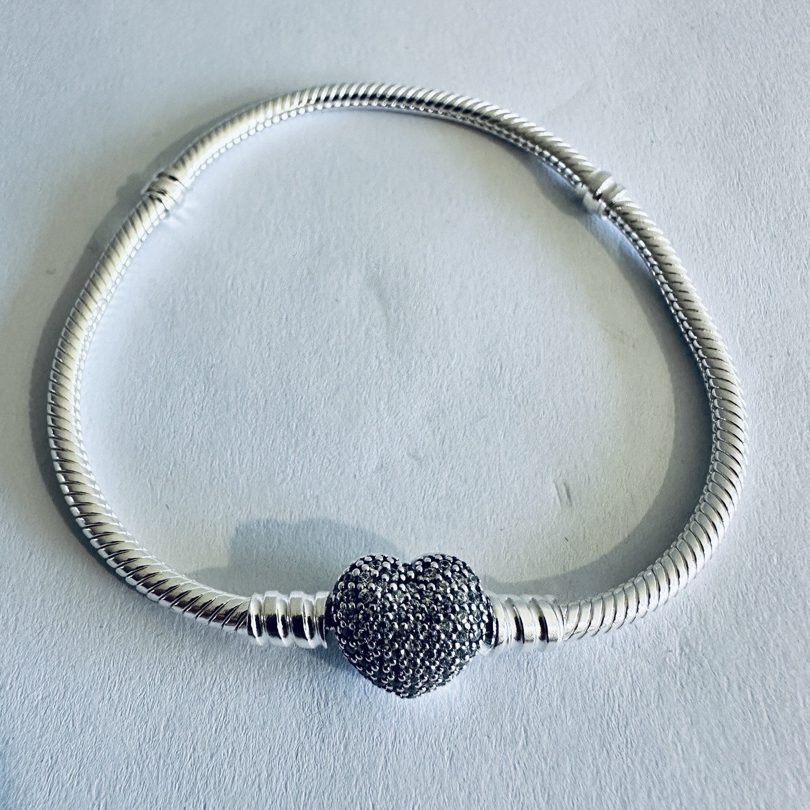 Authentic PANDORA Bracelet Moments Sparkling PAVE HEART & Snake Chain 590727CZ