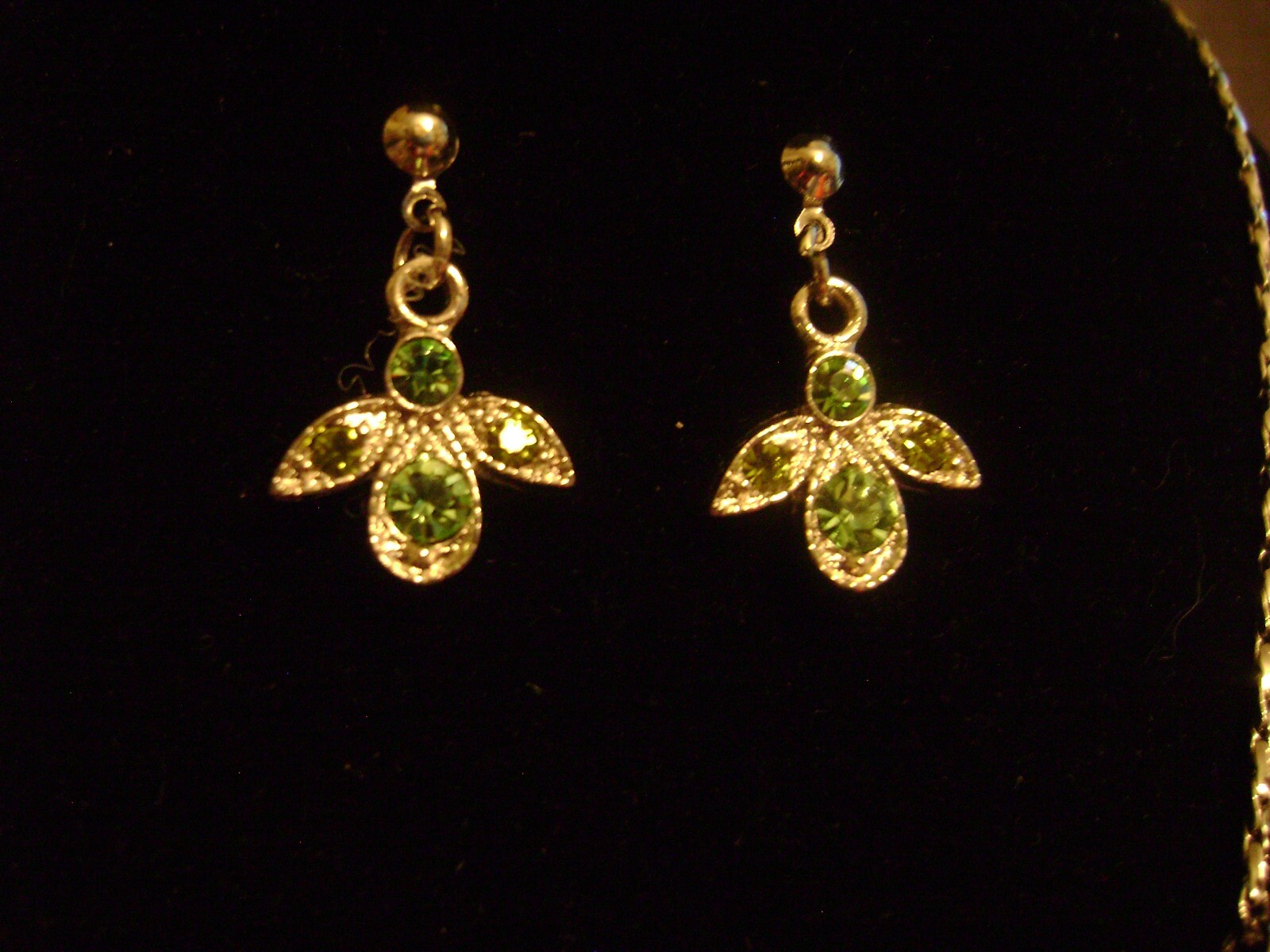 VTG PREMIER DESIGNS Silvertone Pink & Green CRYSTAL Pierced Earrings & Necklace.