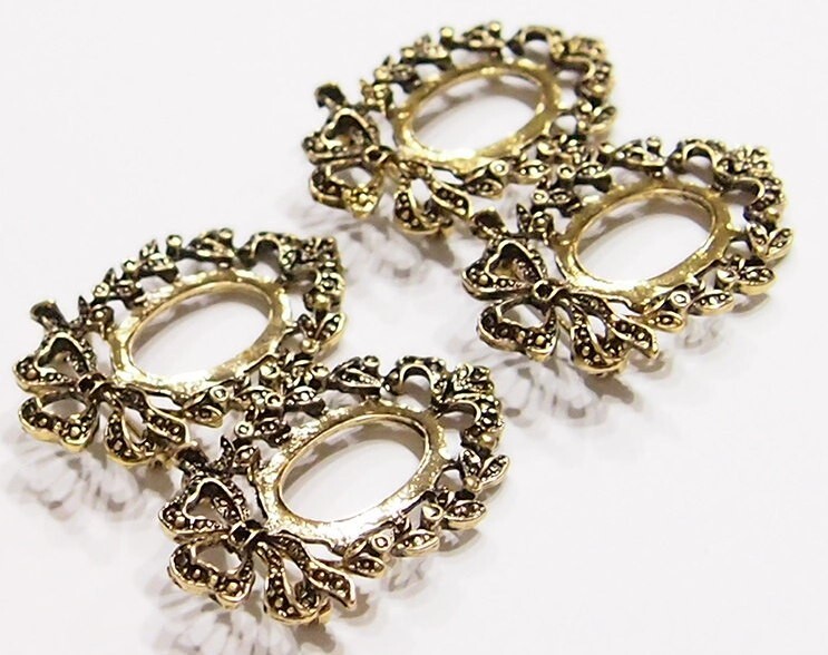 4 of 25x18mm Antique Gold Heart Wreath Pin/Brooch or Pendant Settings, Nice