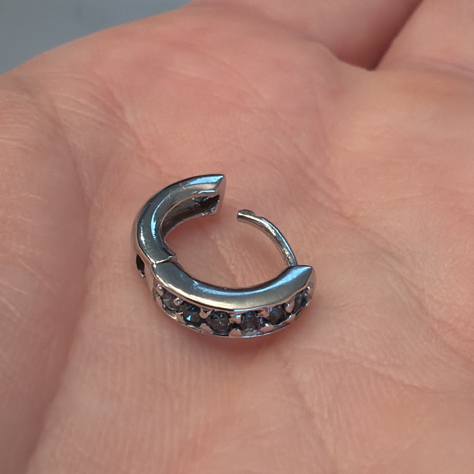 Round Petite Blue Diamond Huggies Hoop Earrings 0.30ctw 14K White Gold JP:12527