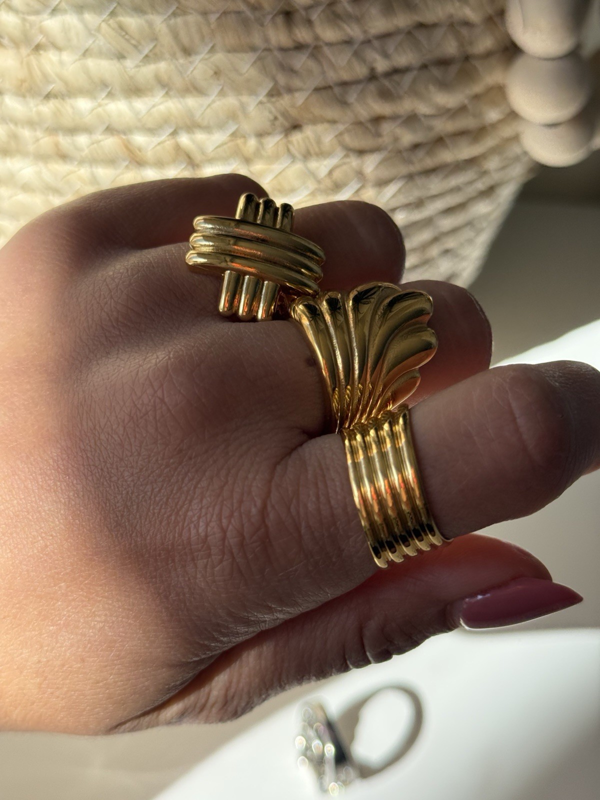 Glossy high quality Old Money core gold chunky minimalist design ring