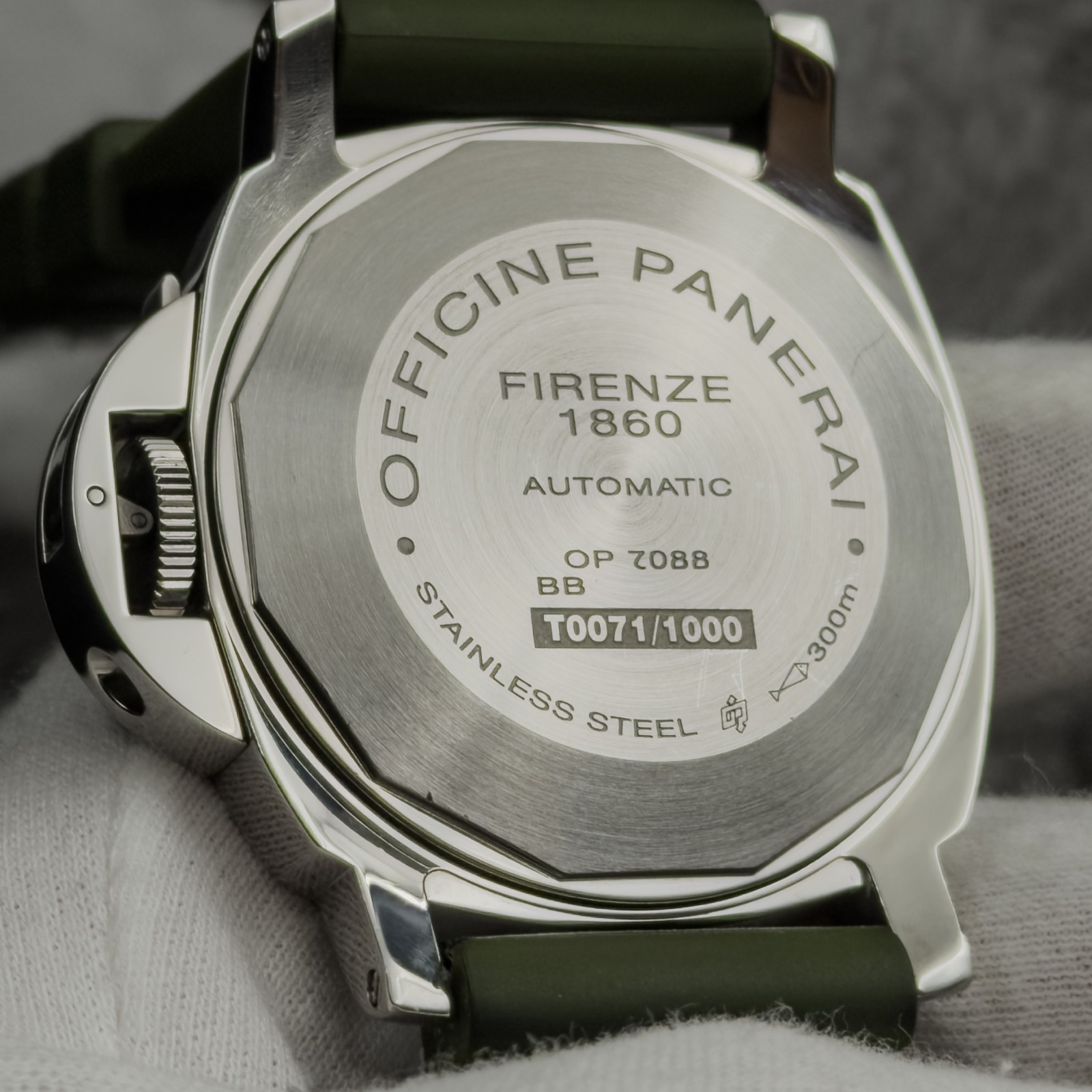 Panerai Luminor GMT PAM01088 | Full Set | Extra OEM Green Rubber Strap