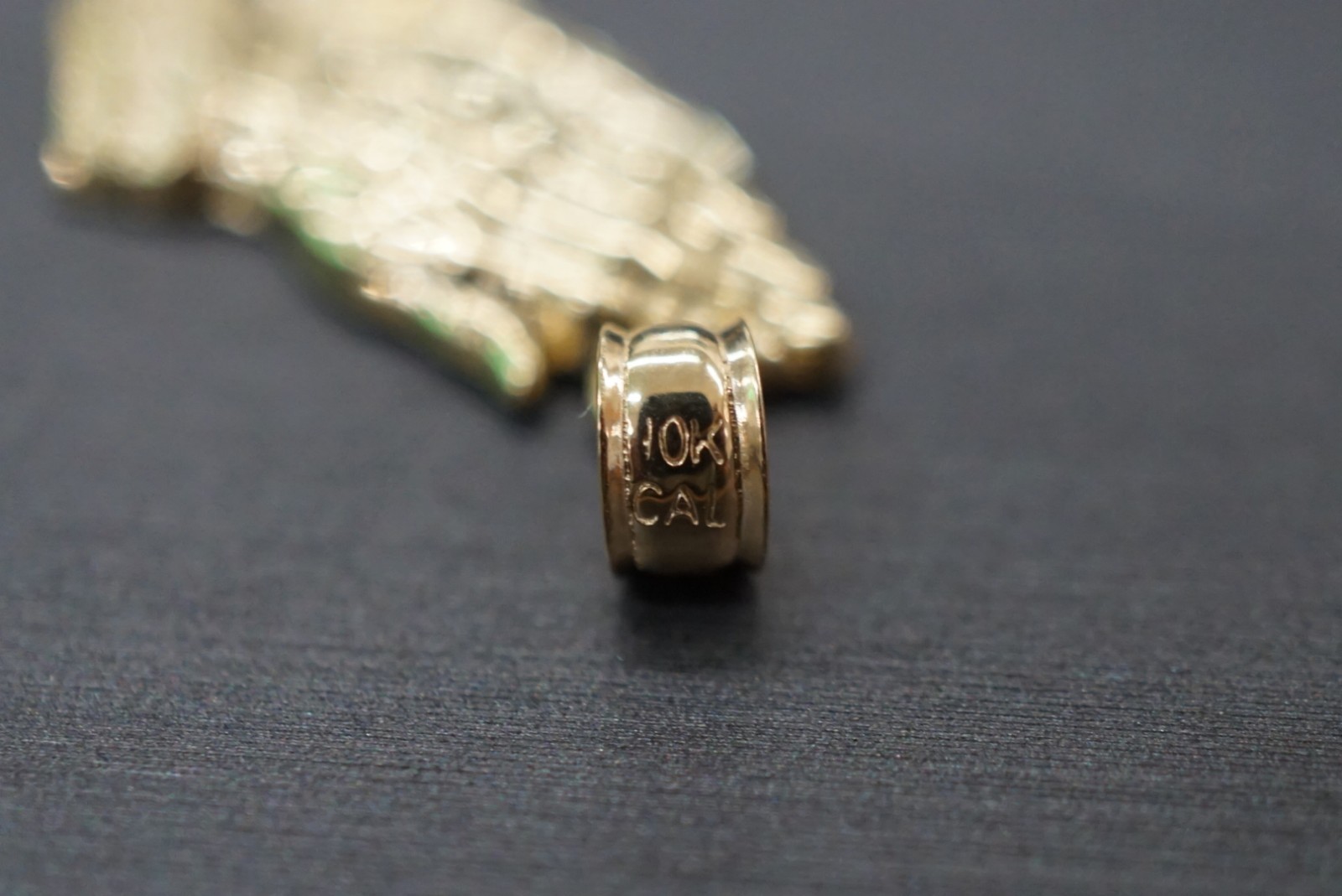 10K Solid Yellow Gold 0.9″ Praying Hands Charm Pendant.