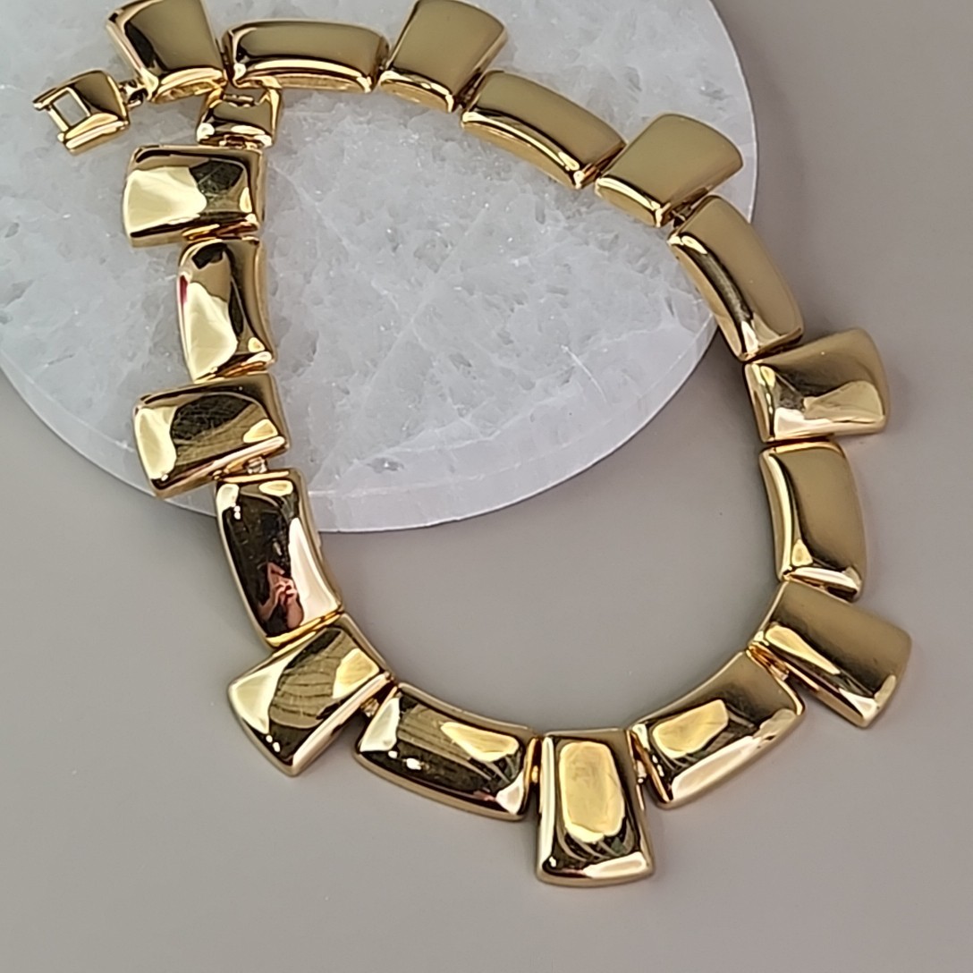 Liz Claiborne Necklace Choker Gold Tone Glossy 16″