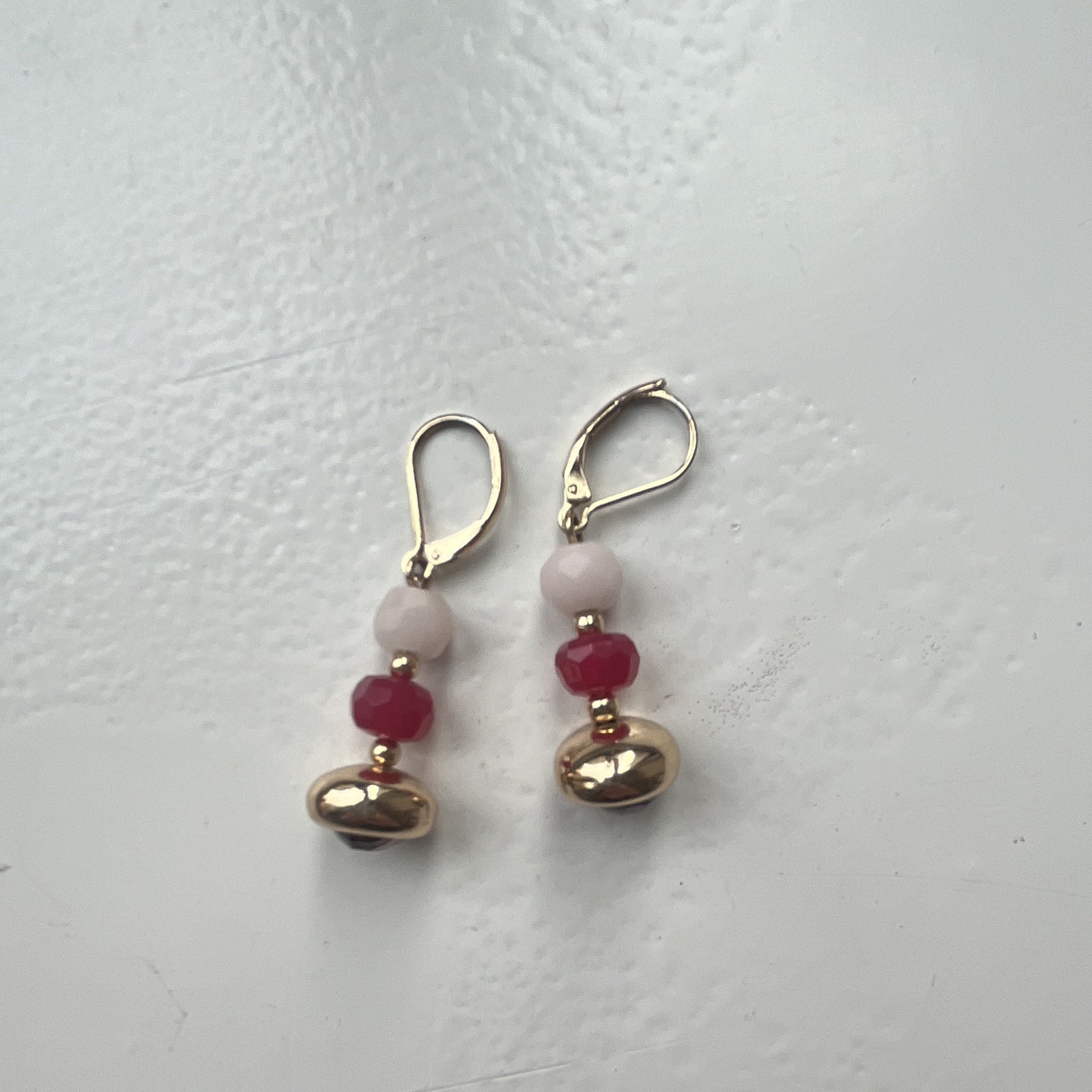 Pink Red Beaded Dangle/Drop Earrings Leverback Closure Gold Tone Metal No Stone