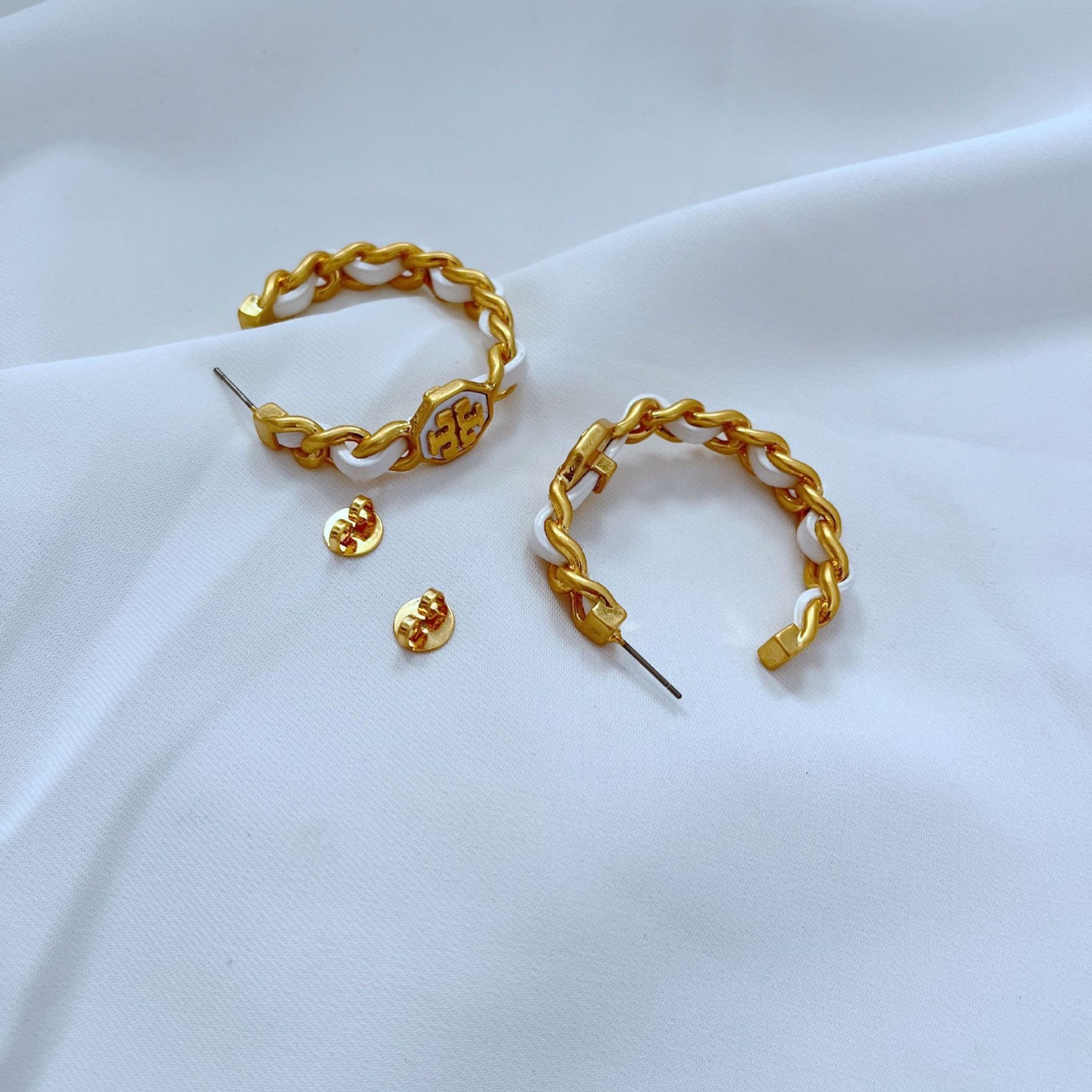 New Tory Gold &amp WHITE Chain Logo Hoop Earrings with Jewelry Pouch