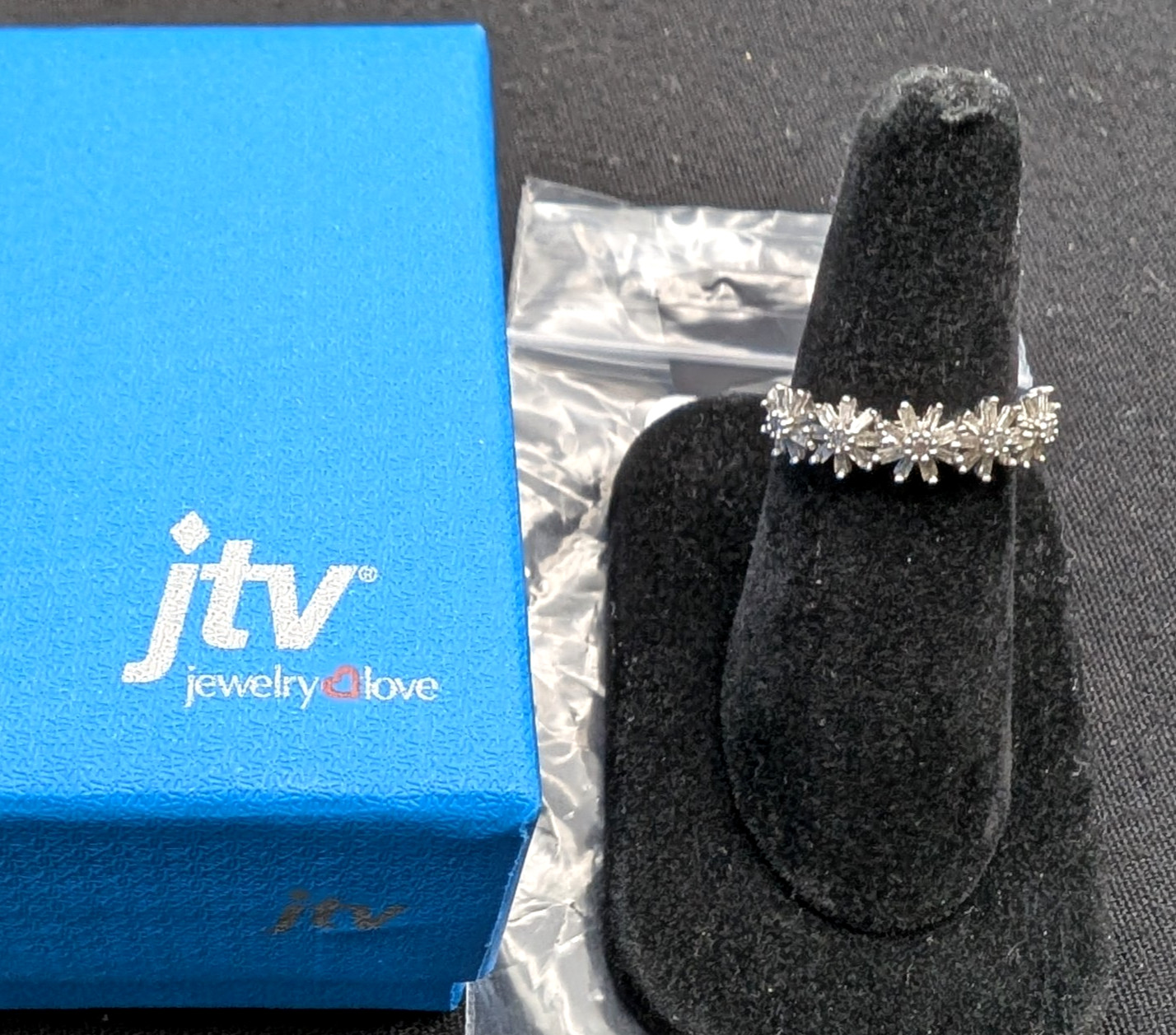 JTV .50 CTW White Diamond Flower Band Ring Sz 7 Rhodium Over Sterling Silver