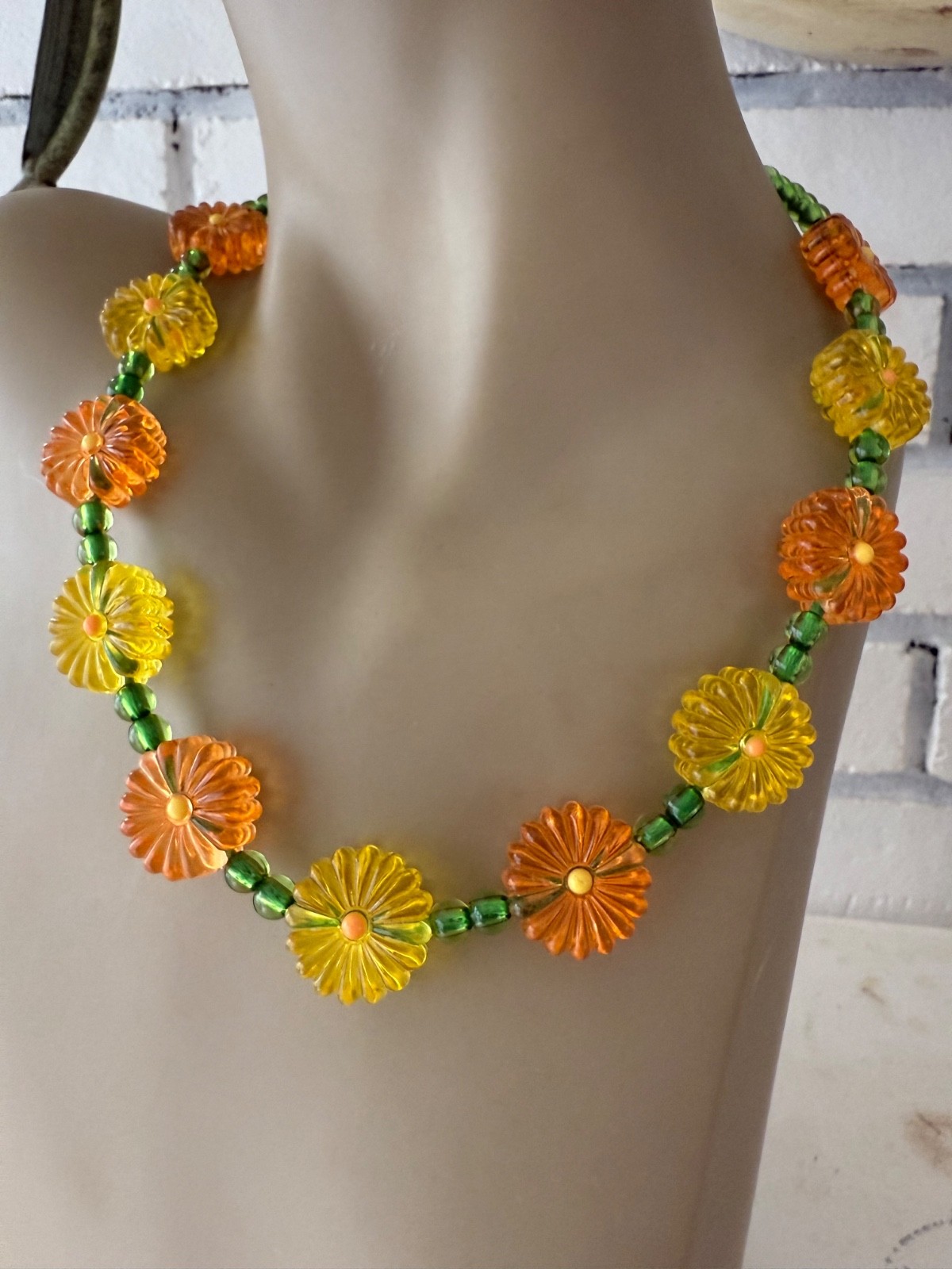 ESTATE ACRYLIC LUCITE ORANGE YELLOW GREEN FLORAL BEAD NECKLACE 19″