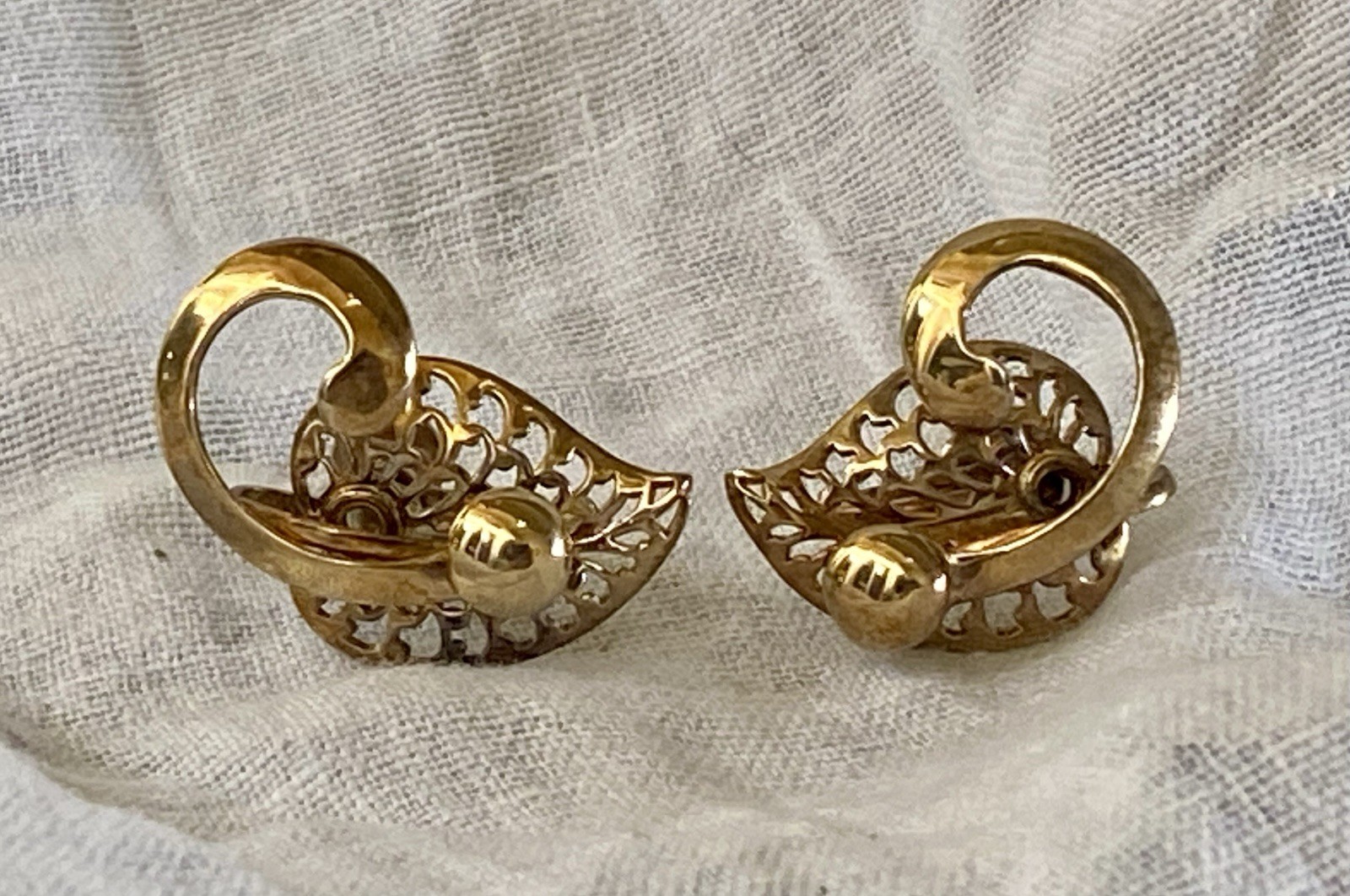 Elegant Vintage Goldtone Pierced Leaves With Swirls Retro Screw Back Earrings