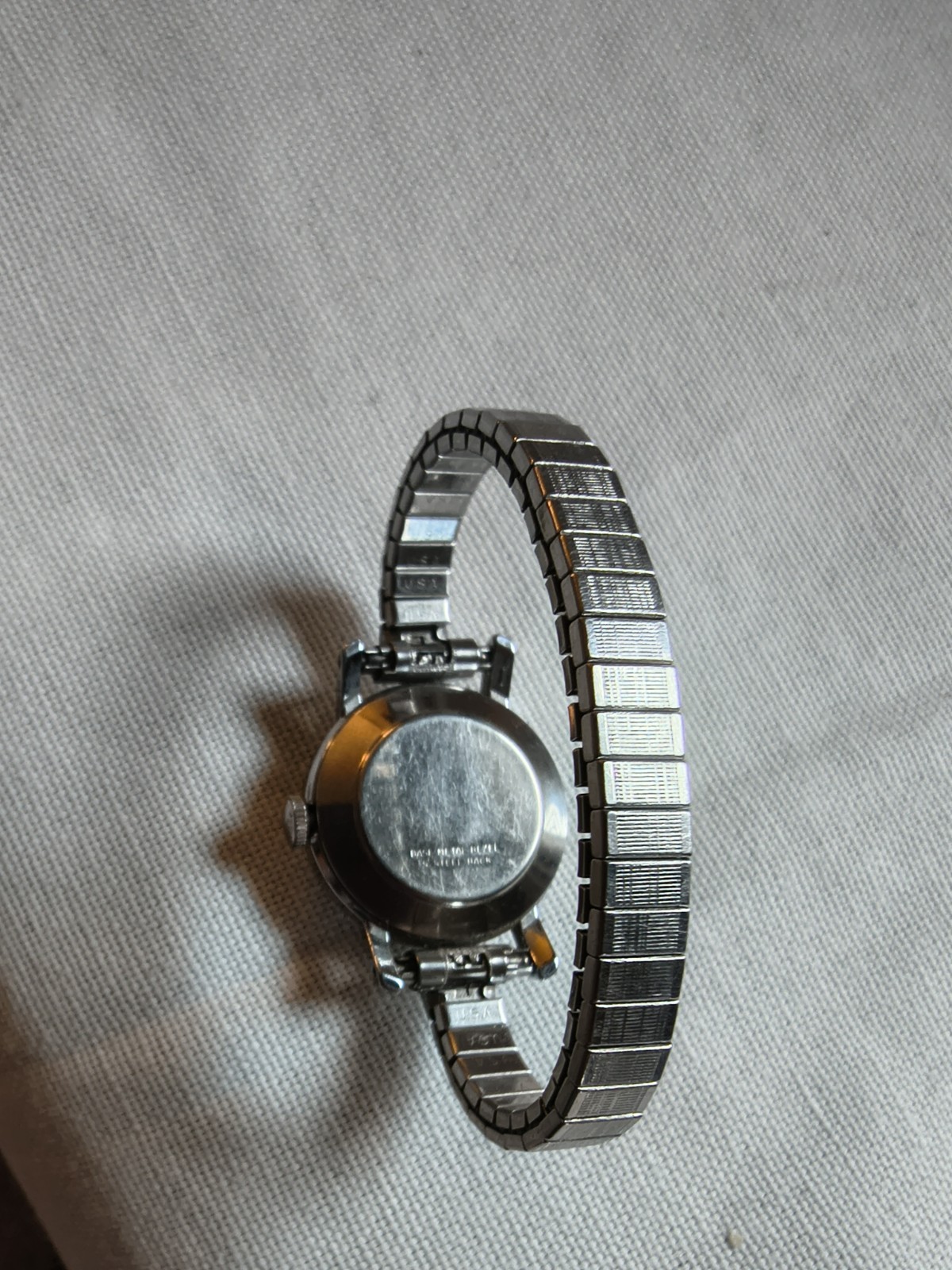 United Feature Syndicate Peanuts Lucy Quartz Watch Silver Expansion Band 22mm