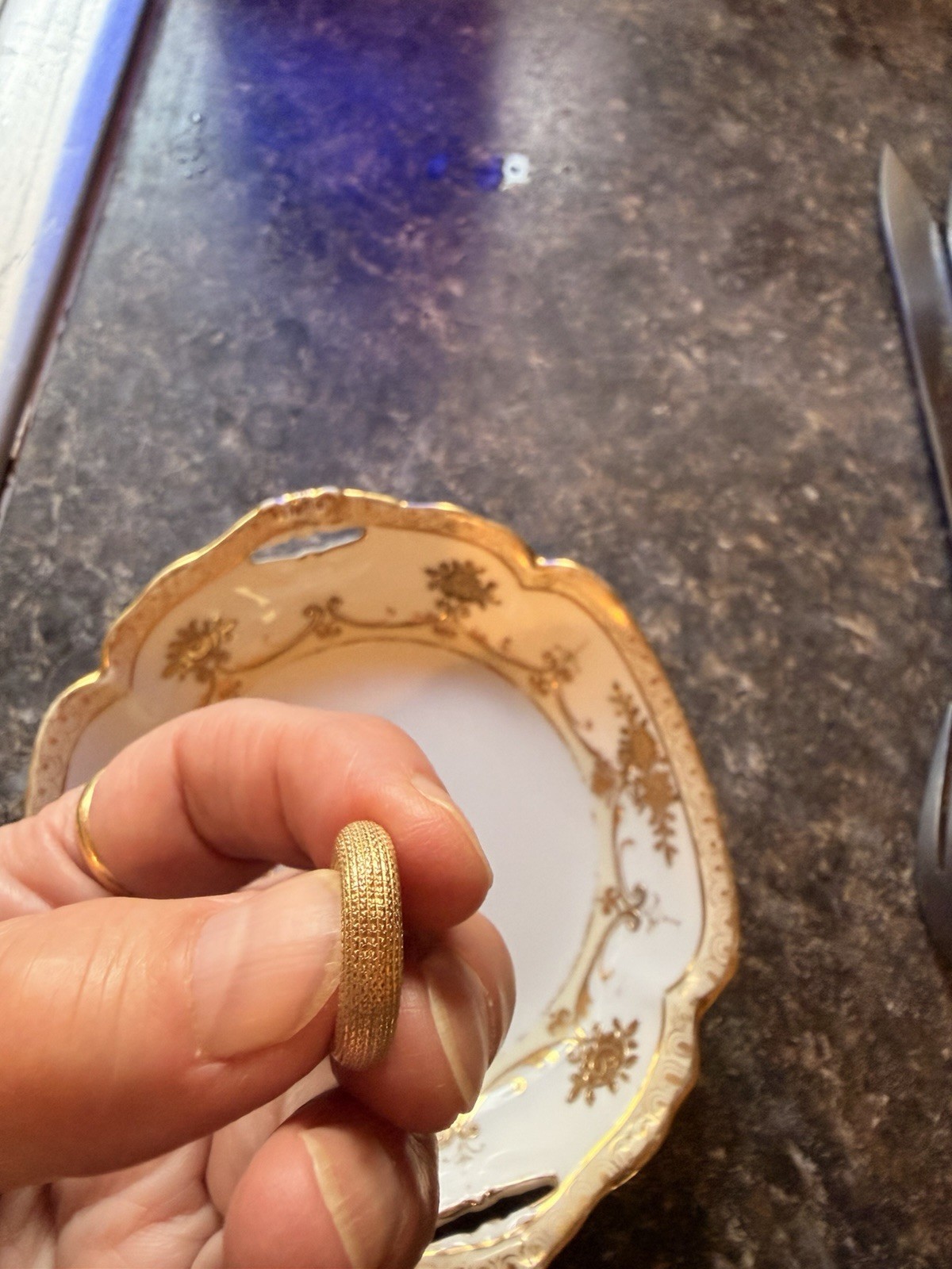 Vintage UnoAerre Italian 18kt Buttery Yellow Gold Etched 3/4″ Hoop Earrings