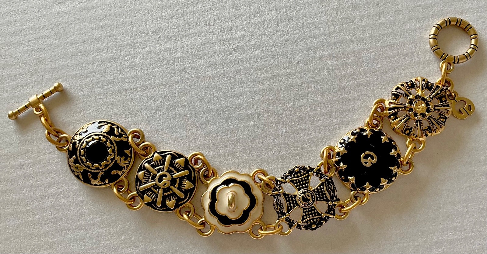 VINTAGE ST JOHN SIGNED ENAMEL LOGO MALTESE CROSS LINK CHAIN BRACELET GOLD METAL