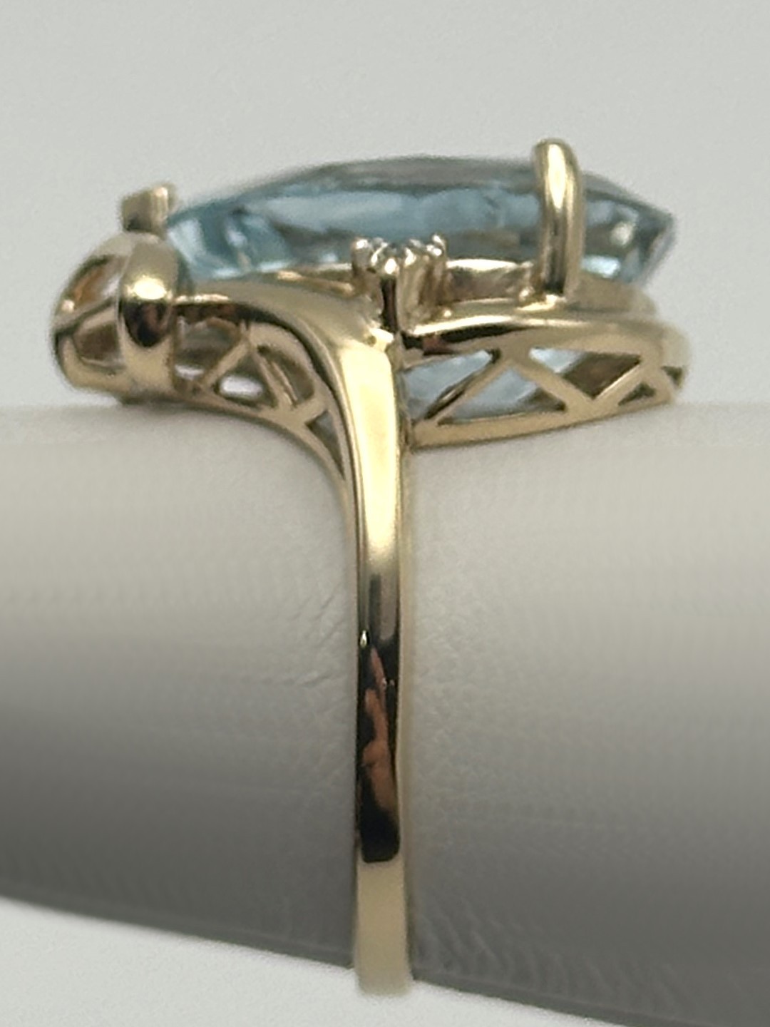 10k Gold Pear shape Ring, Blue Topaz, 0.02ctw Diamonds (Size 6.25) 5.3 gram