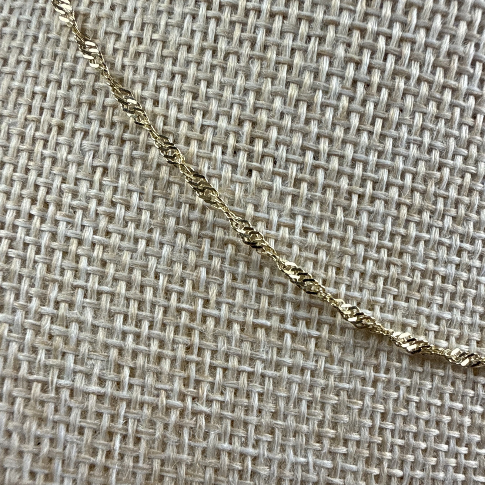 14k Yellow Gold Necklace. Twisted Singapore Link. 16in Long. 2.2 Grams. E1