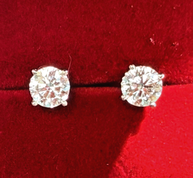 1.50 Ct Lab Grown Diamond Stud Earrings VS1 E IGI Certified Platinum Set Screw