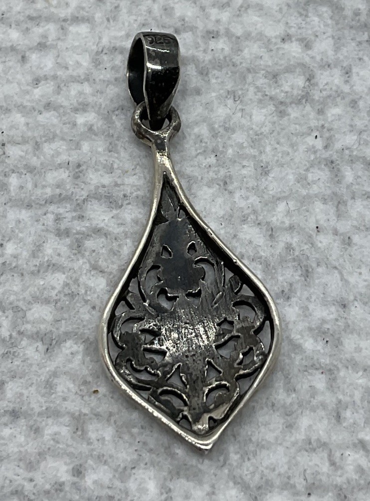 A Elegant Sterling Silver Filigree Pendant. In Excellent Condition.