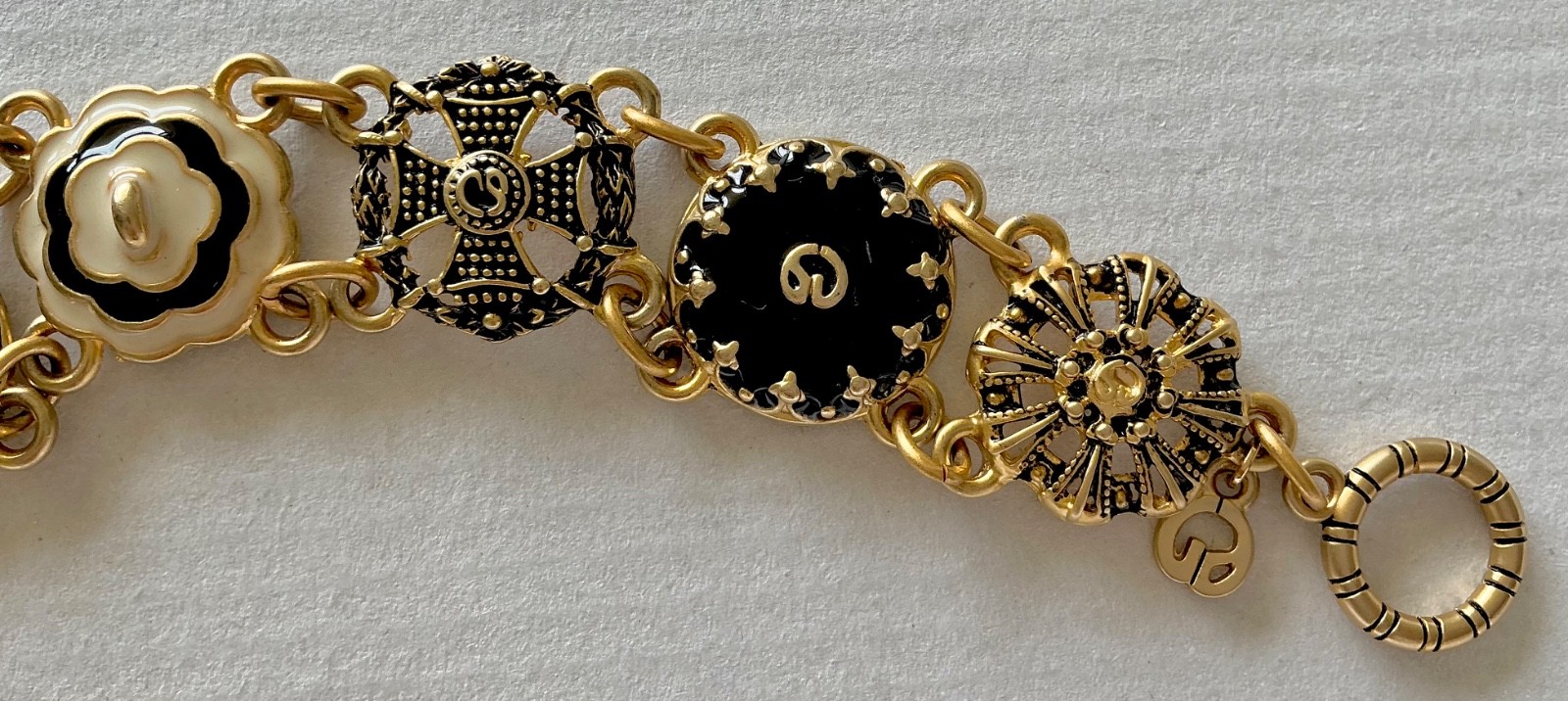 VINTAGE ST JOHN SIGNED ENAMEL LOGO MALTESE CROSS LINK CHAIN BRACELET GOLD METAL