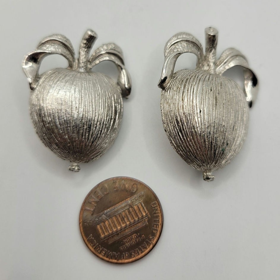 Vintage Signed Sarah Coventry Apple Clip On Earrings Silvertone 1960s MidCentury