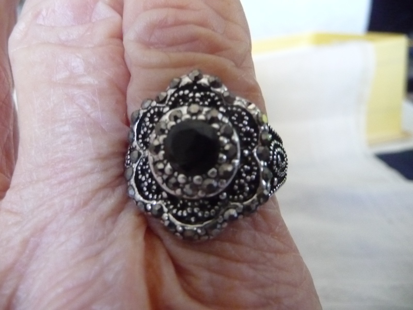 TEXTURED SILVER TONE FRAMED BLACK STONES W RHINESTONE AS IS SZ 8.5 RING #24/7-5