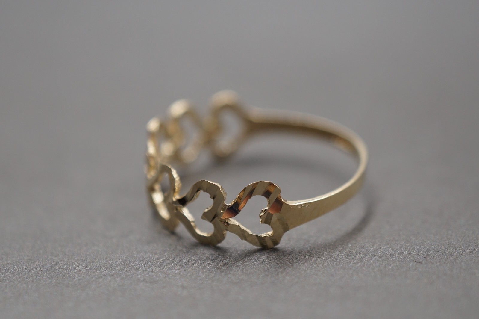 10K Solid Yellow Gold 5.8MM Diamond Cut Shine Seven Heart Band Ring. Size 7