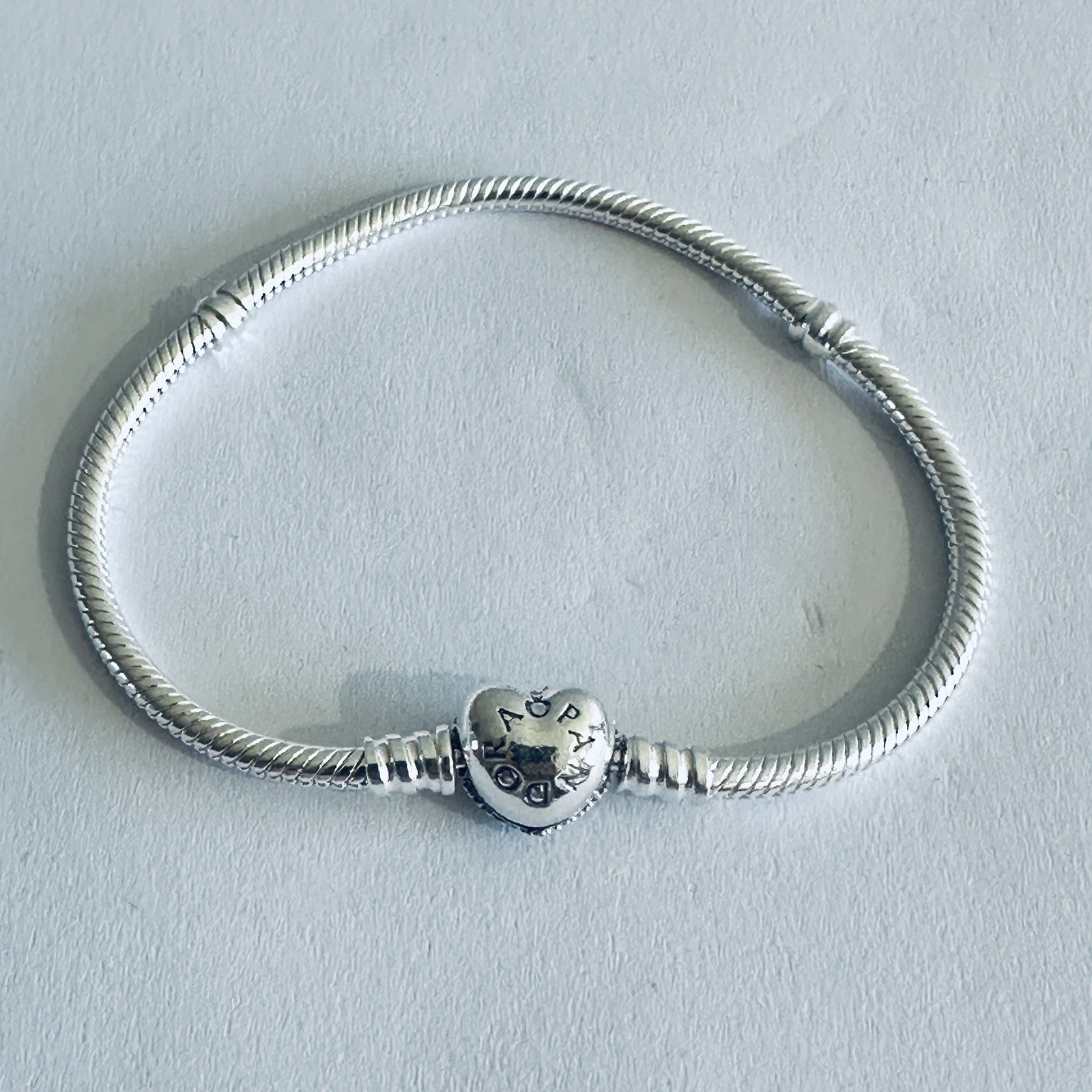 Authentic PANDORA Bracelet Moments Sparkling PAVE HEART & Snake Chain 590727CZ