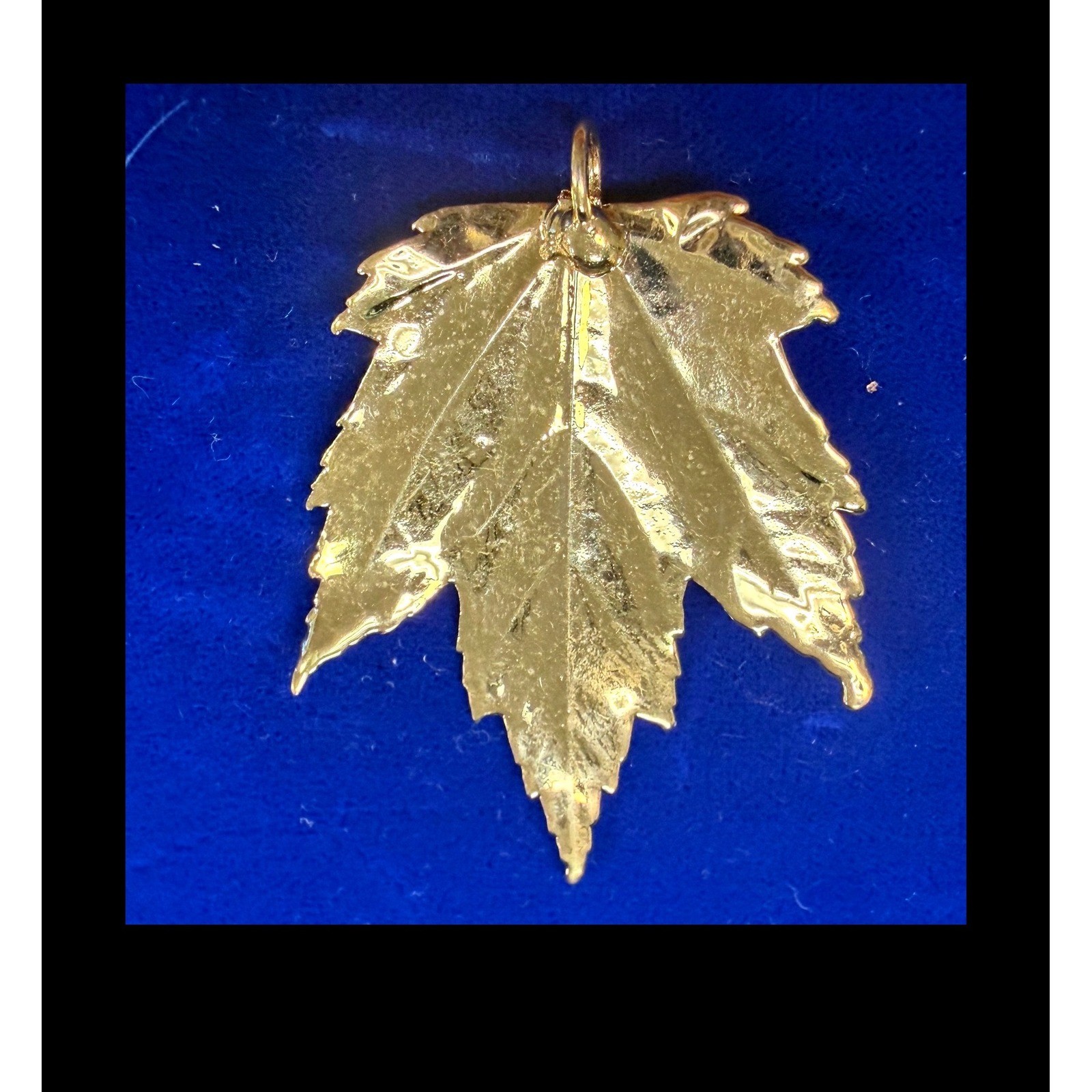 Gold Tone Maple Leaf Pendant Textured Botanical Autumn Nature Jewelry