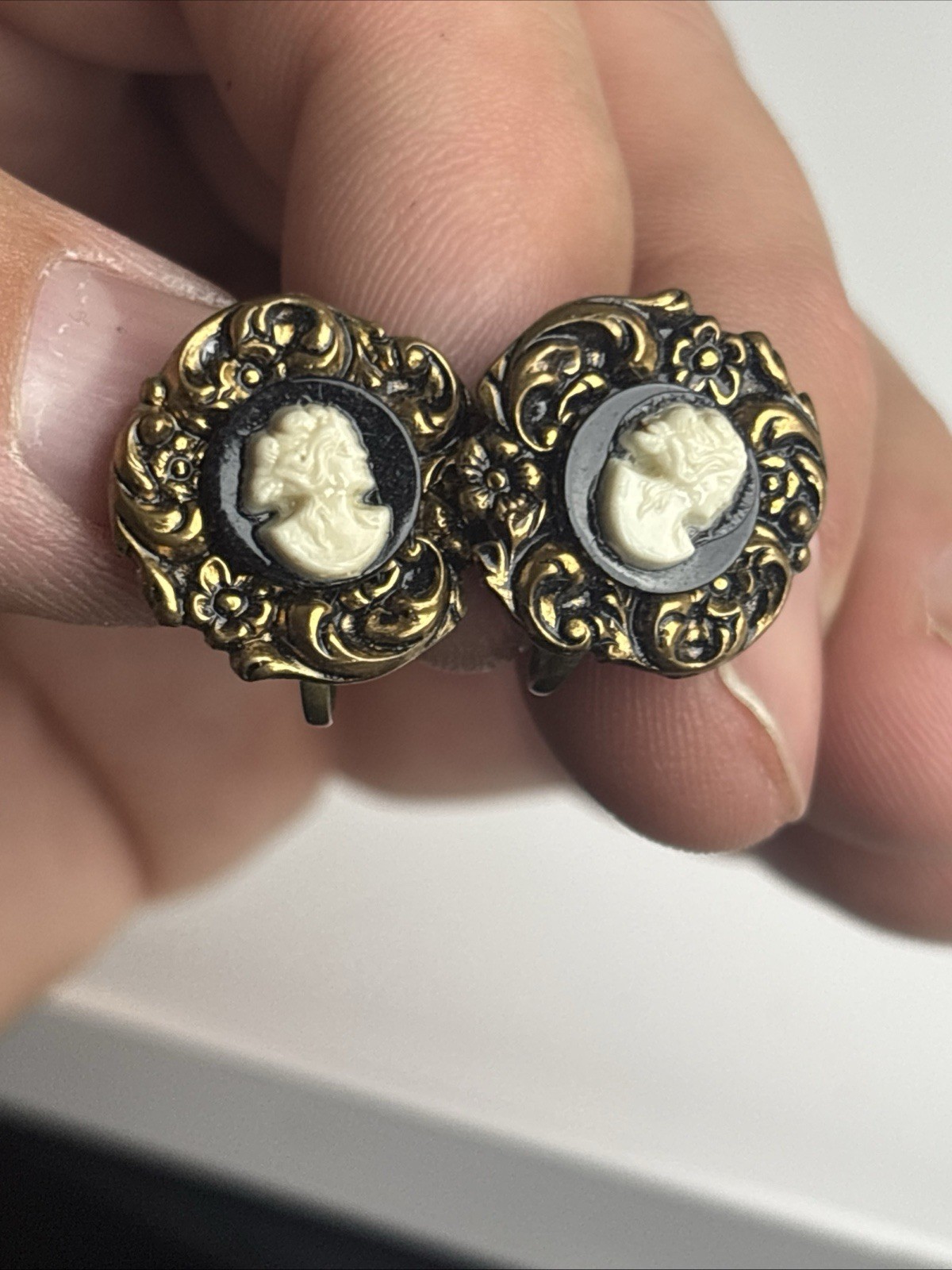 Vintage Cameo Screw Back Earrings